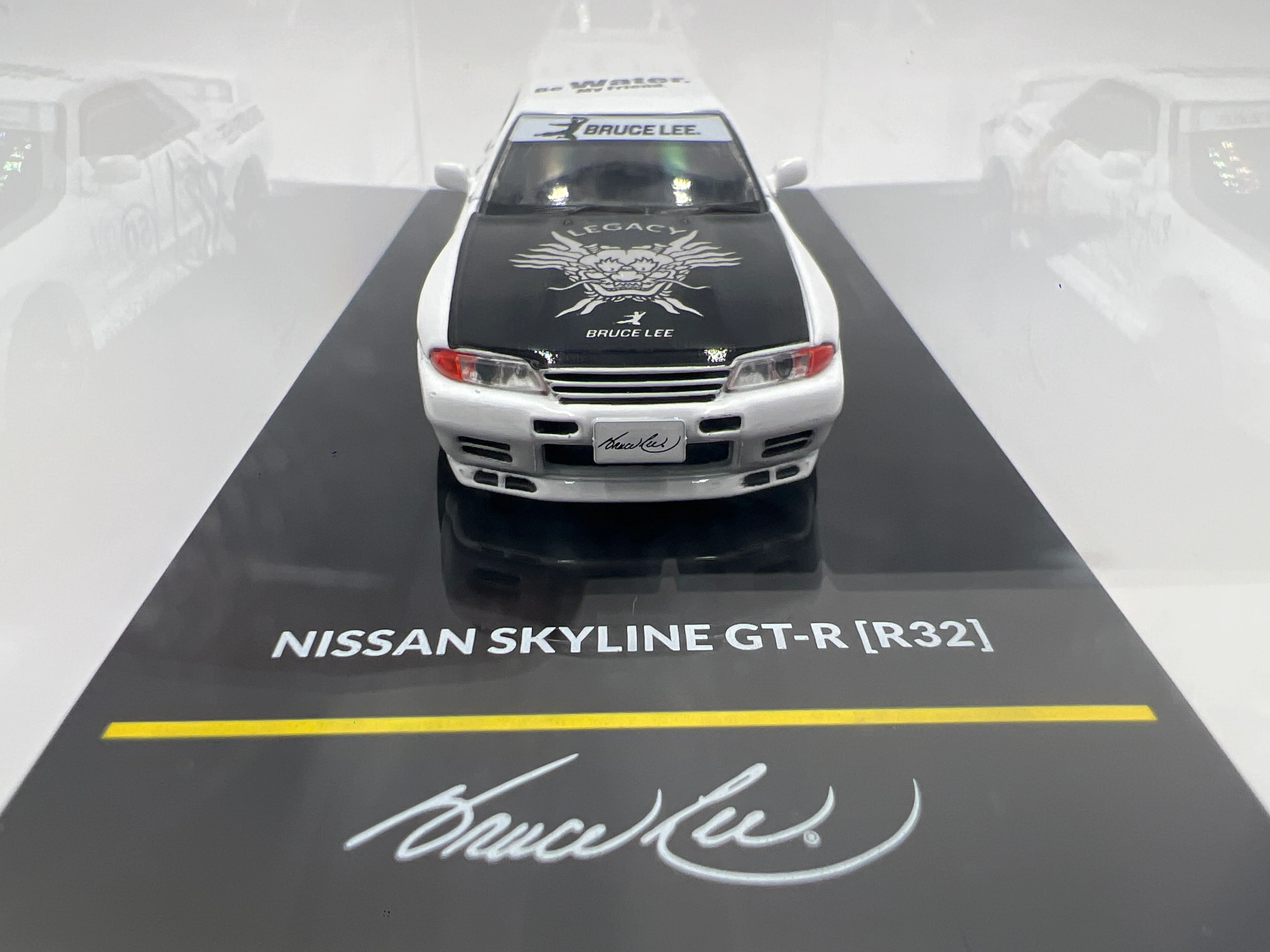 Inno64 1/64 Bruce Lee 50 Years Legacy Set Nissan Skyline GT-R R32 White - Image 4