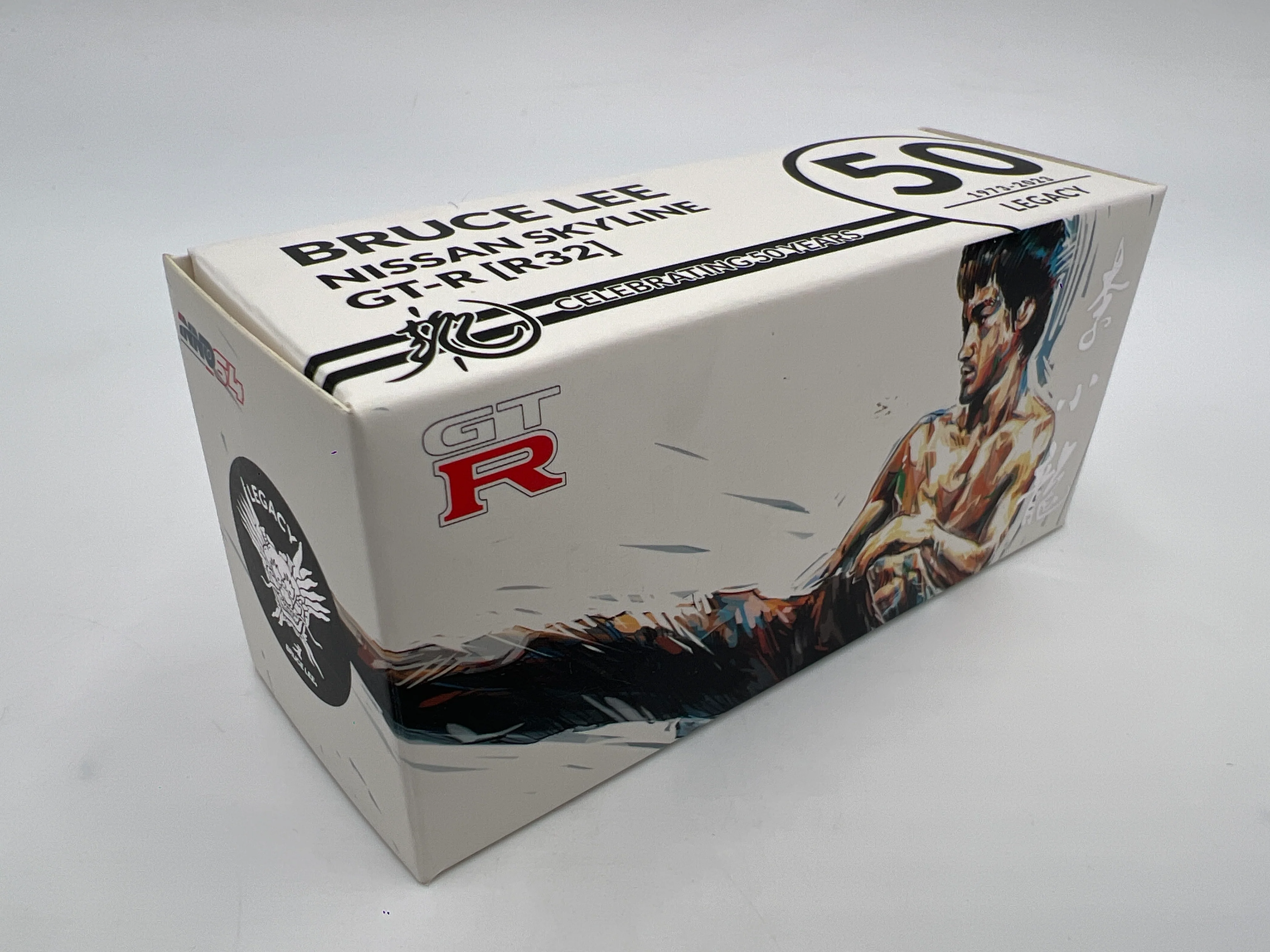 Inno64 1/64 Bruce Lee 50 Years Legacy Set Nissan Skyline GT-R R32 White - Image 7