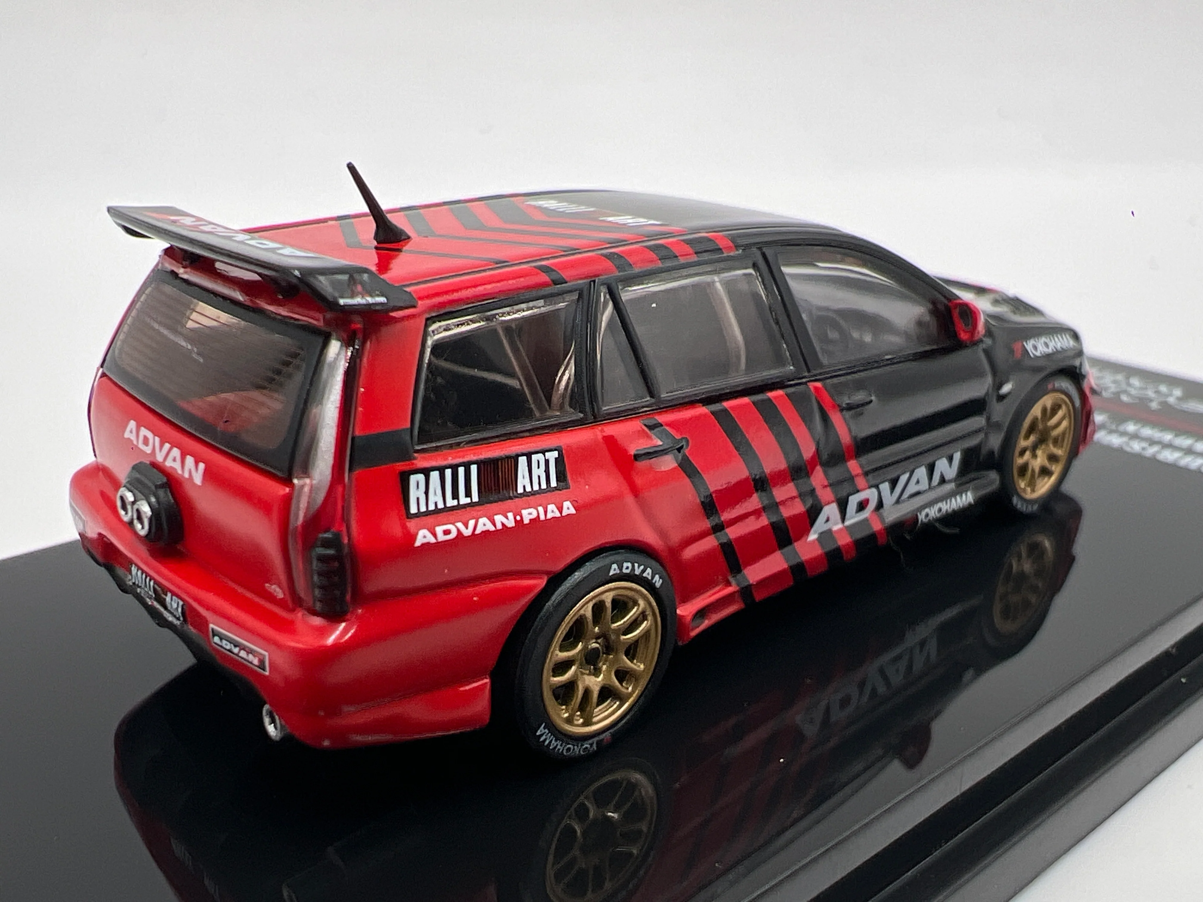 Inno64 1/64 Mitsubishi Lancer EVO IX Wagon Advan Red/Black - Image 3