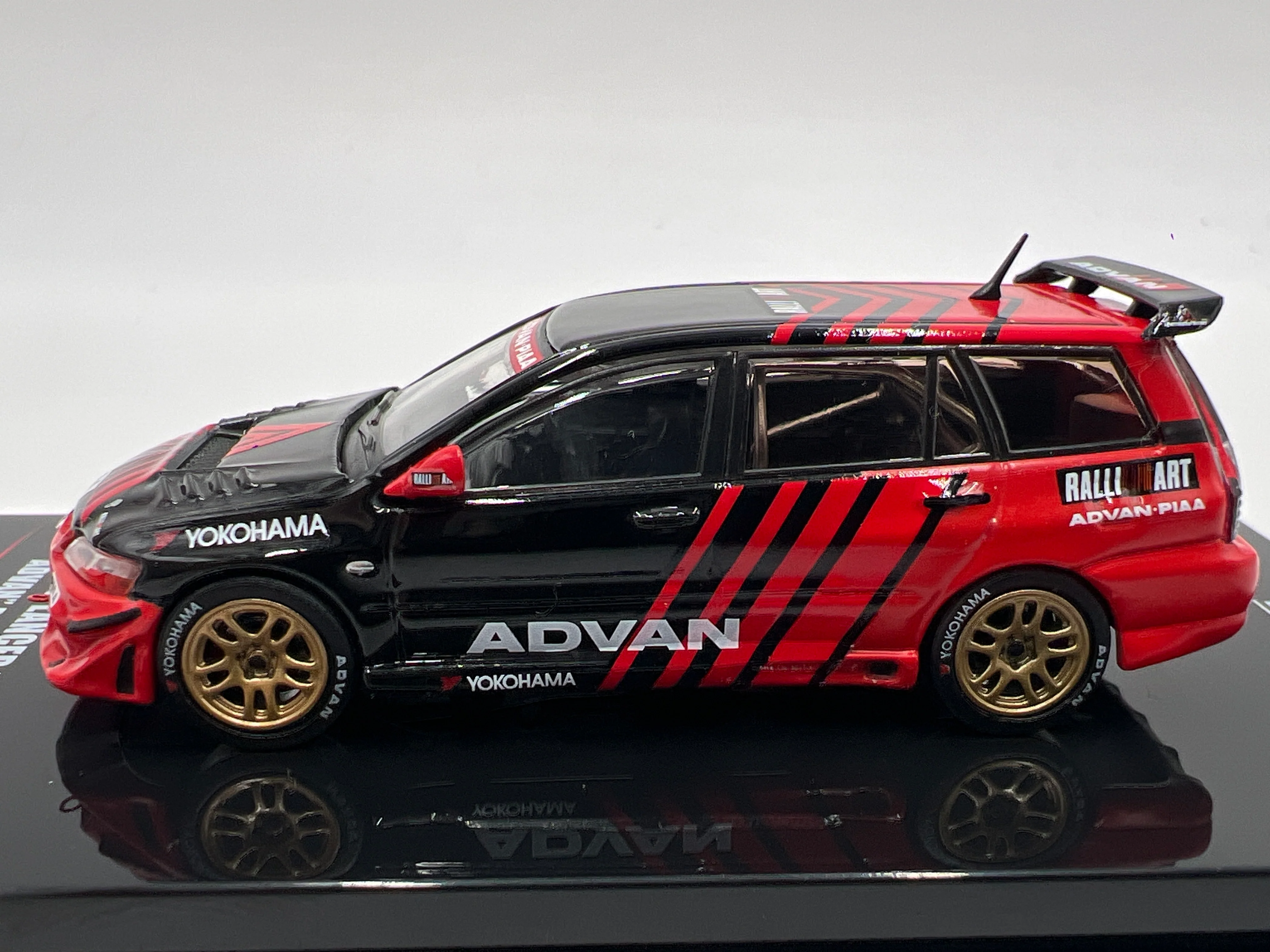 Inno64 1/64 Mitsubishi Lancer EVO IX Wagon Advan Red/Black - Image 4