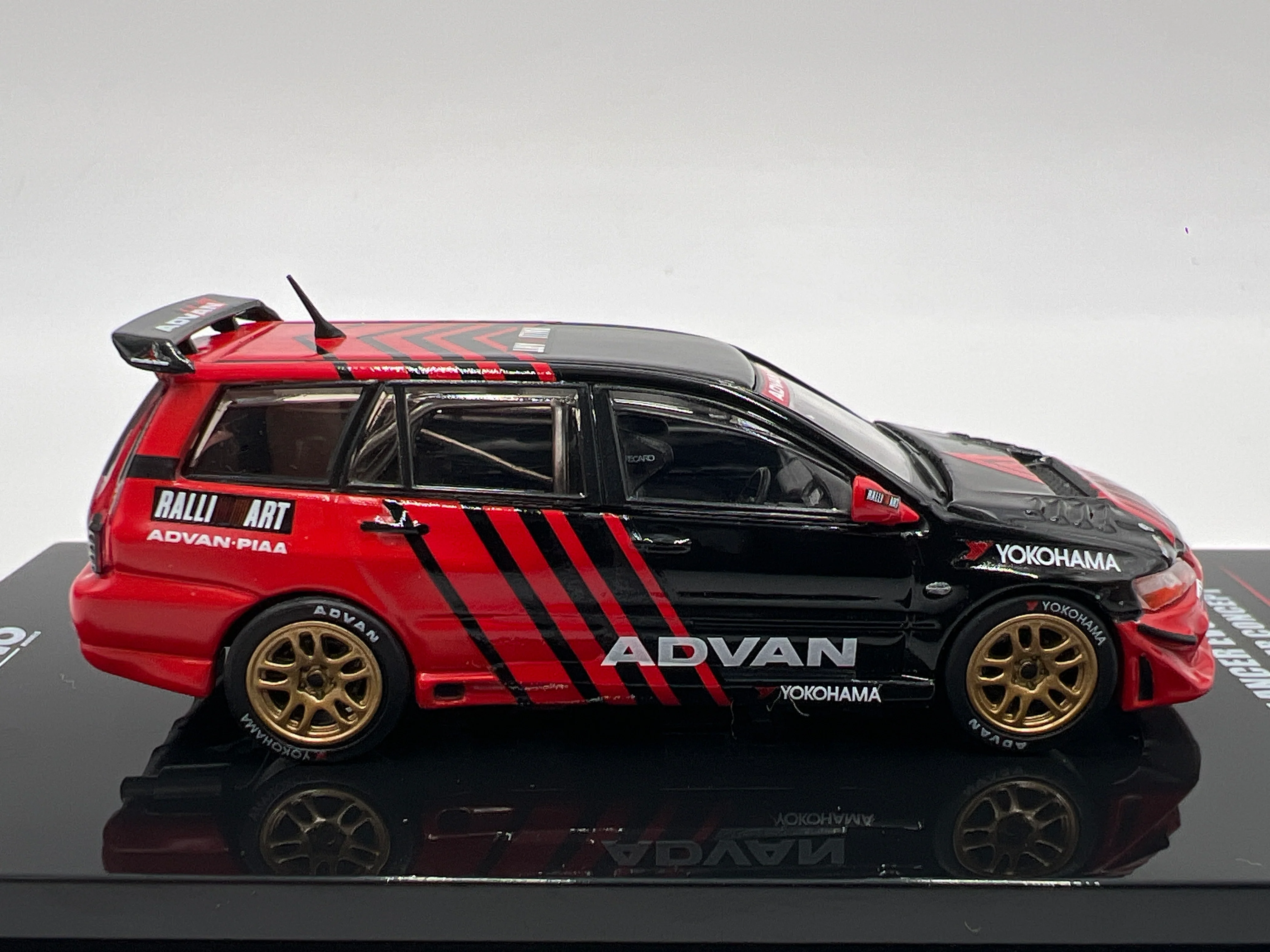 Inno64 1/64 Mitsubishi Lancer EVO IX Wagon Advan Red/Black - Image 5
