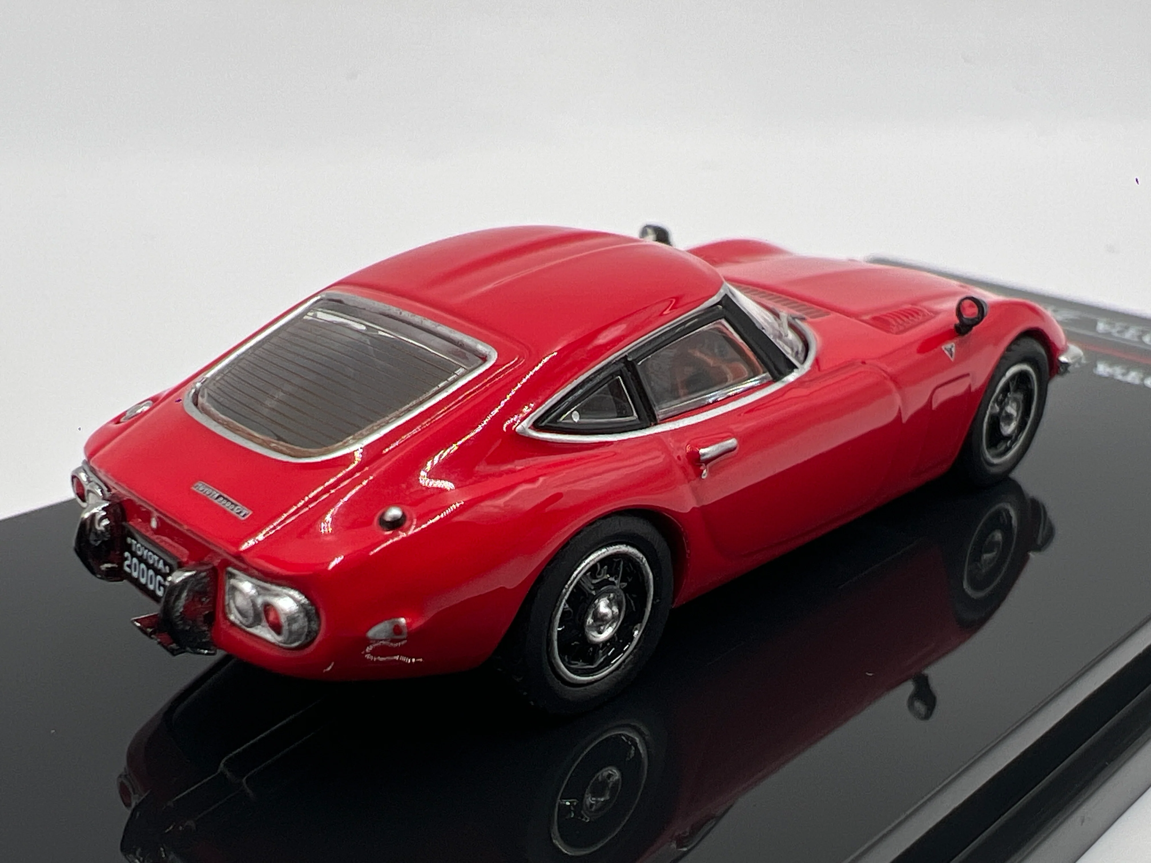 Inno64 1/64 Toyota 2000GT MF10 Red - Image 3