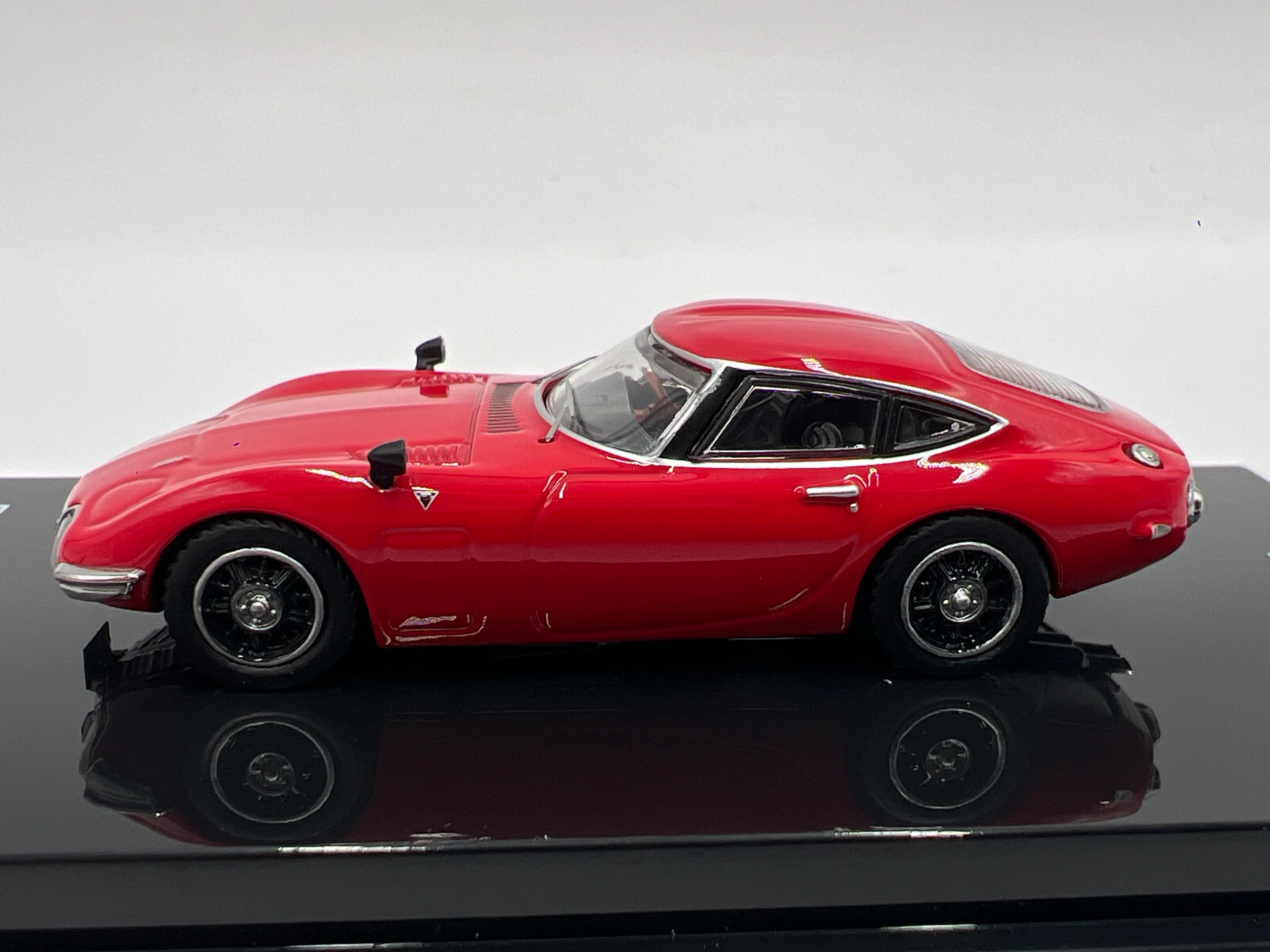 Inno64 1/64 Toyota 2000GT MF10 Red - Image 4