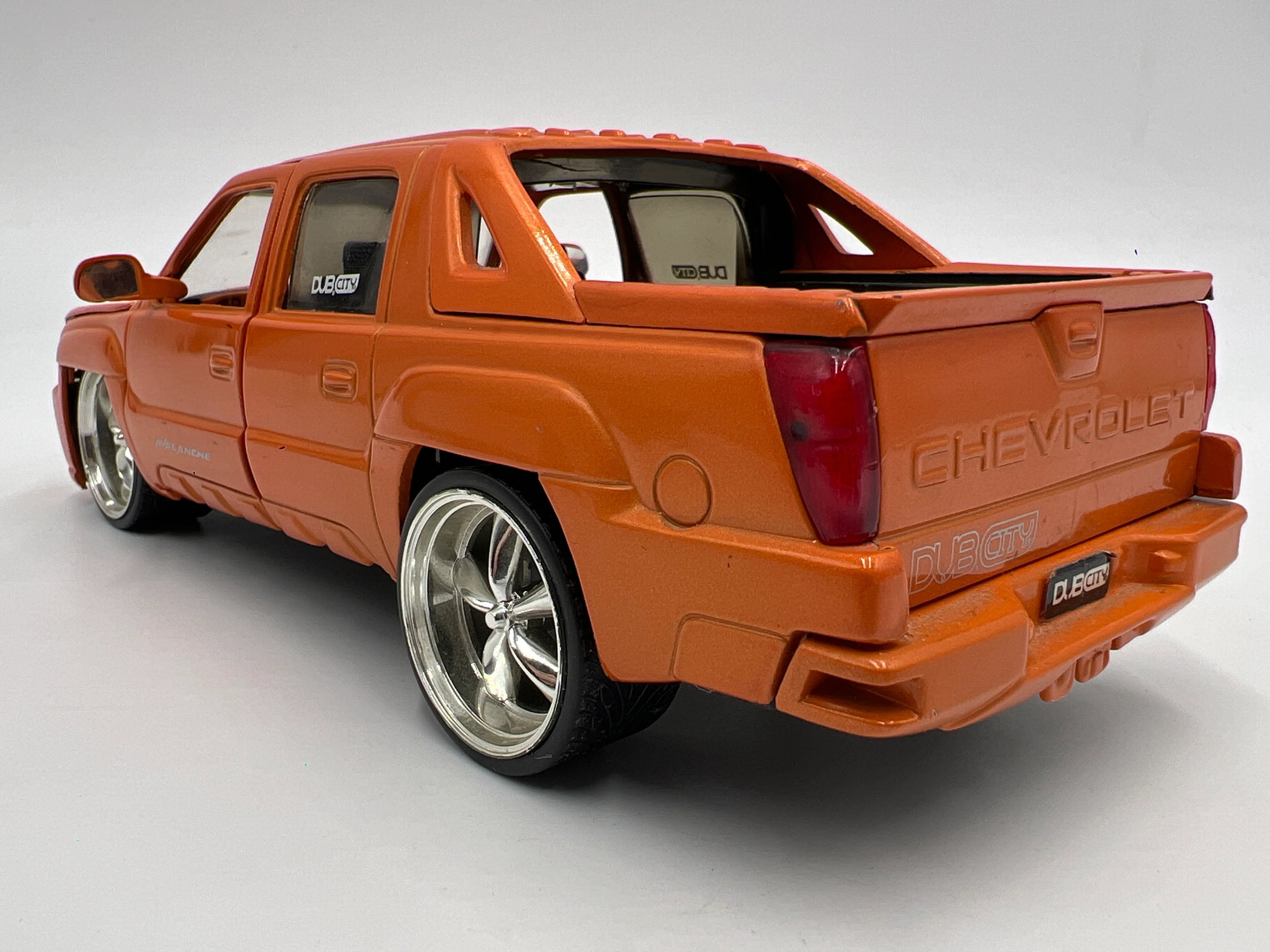 Jada 1/24 Scale Dub City 2001 Chevrolet Avalanche Orange Loose - Image 2