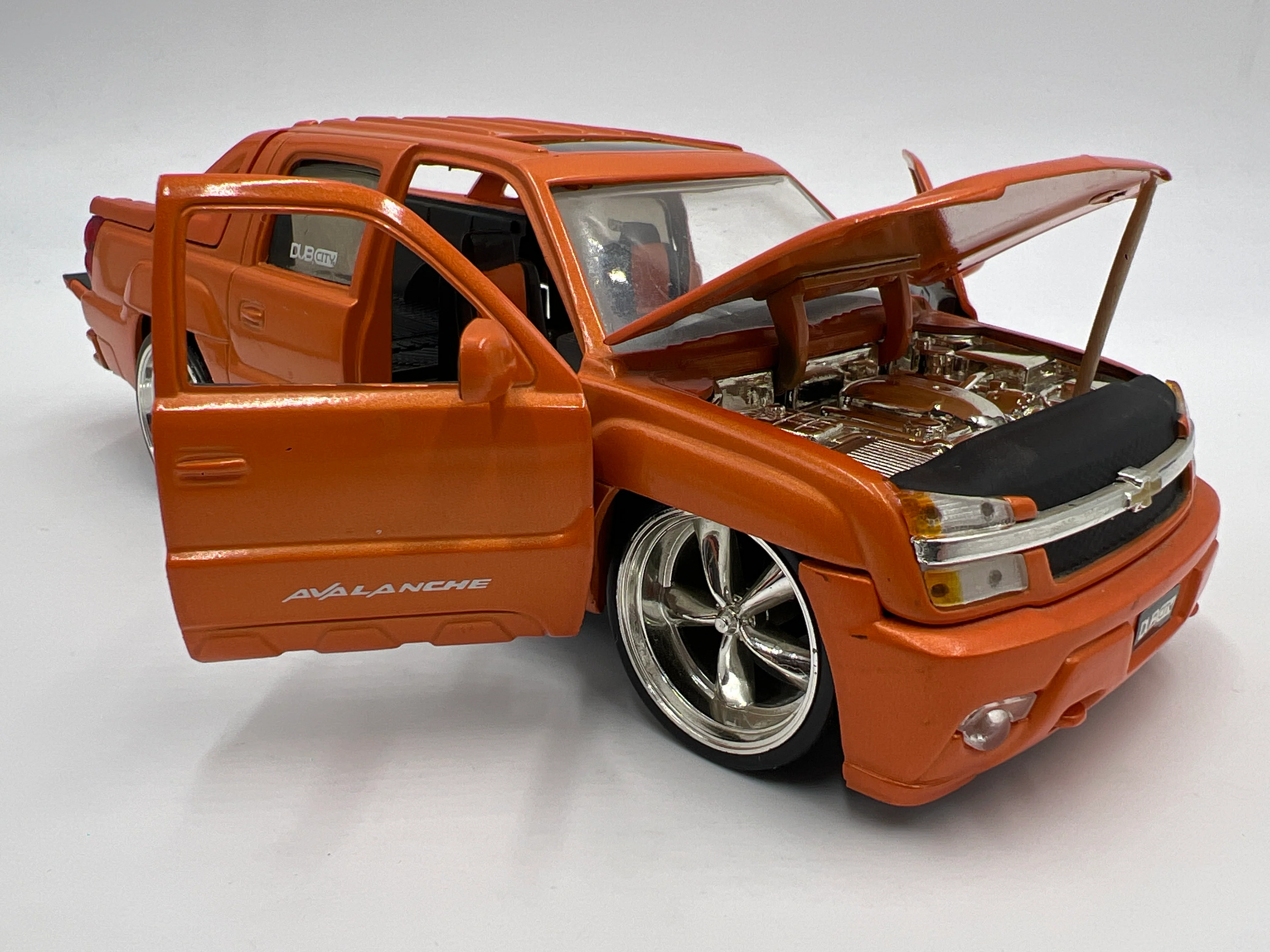 Jada 1/24 Scale Dub City 2001 Chevrolet Avalanche Orange Loose - Image 3