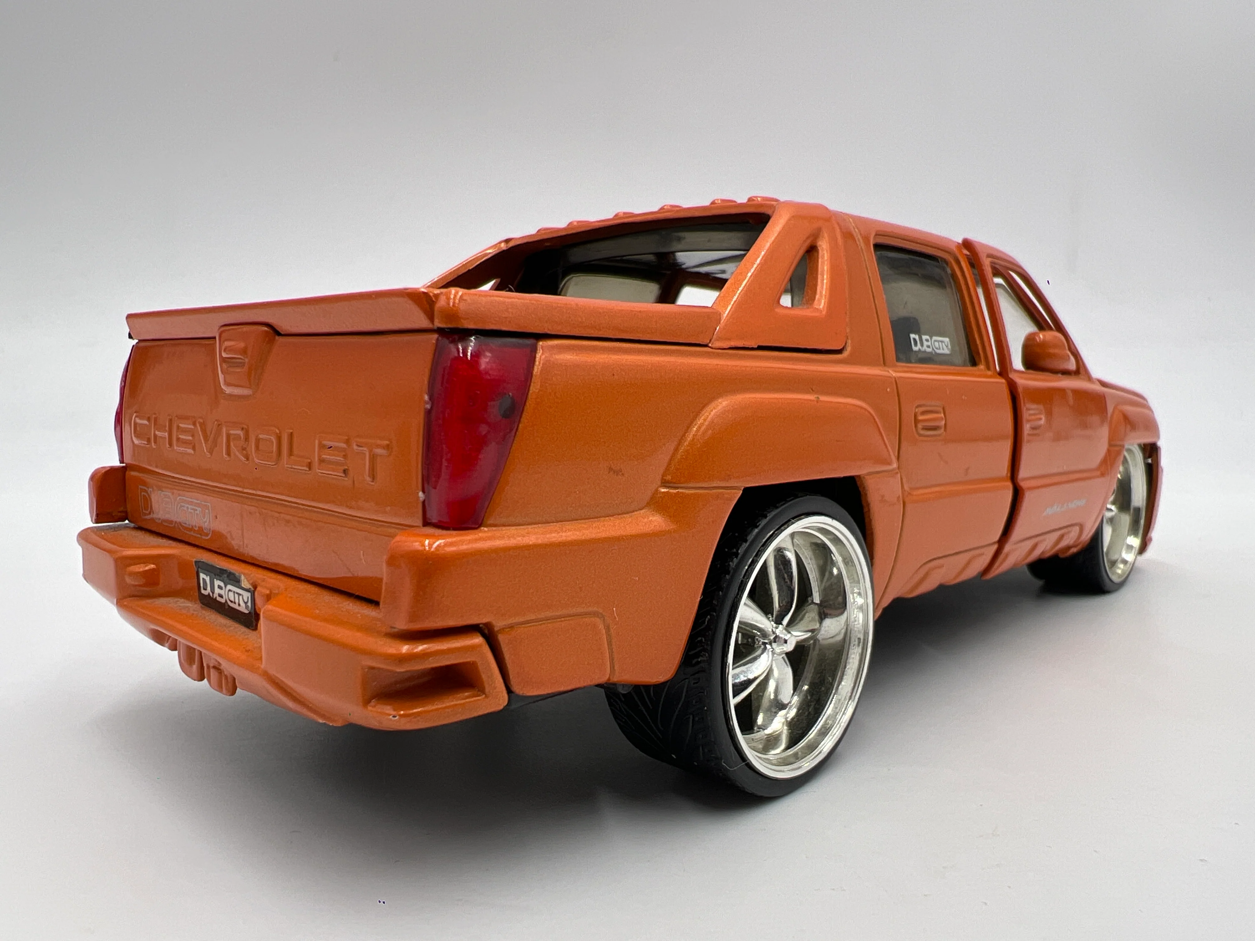 Jada 1/24 Scale Dub City 2001 Chevrolet Avalanche Orange Loose - Image 6