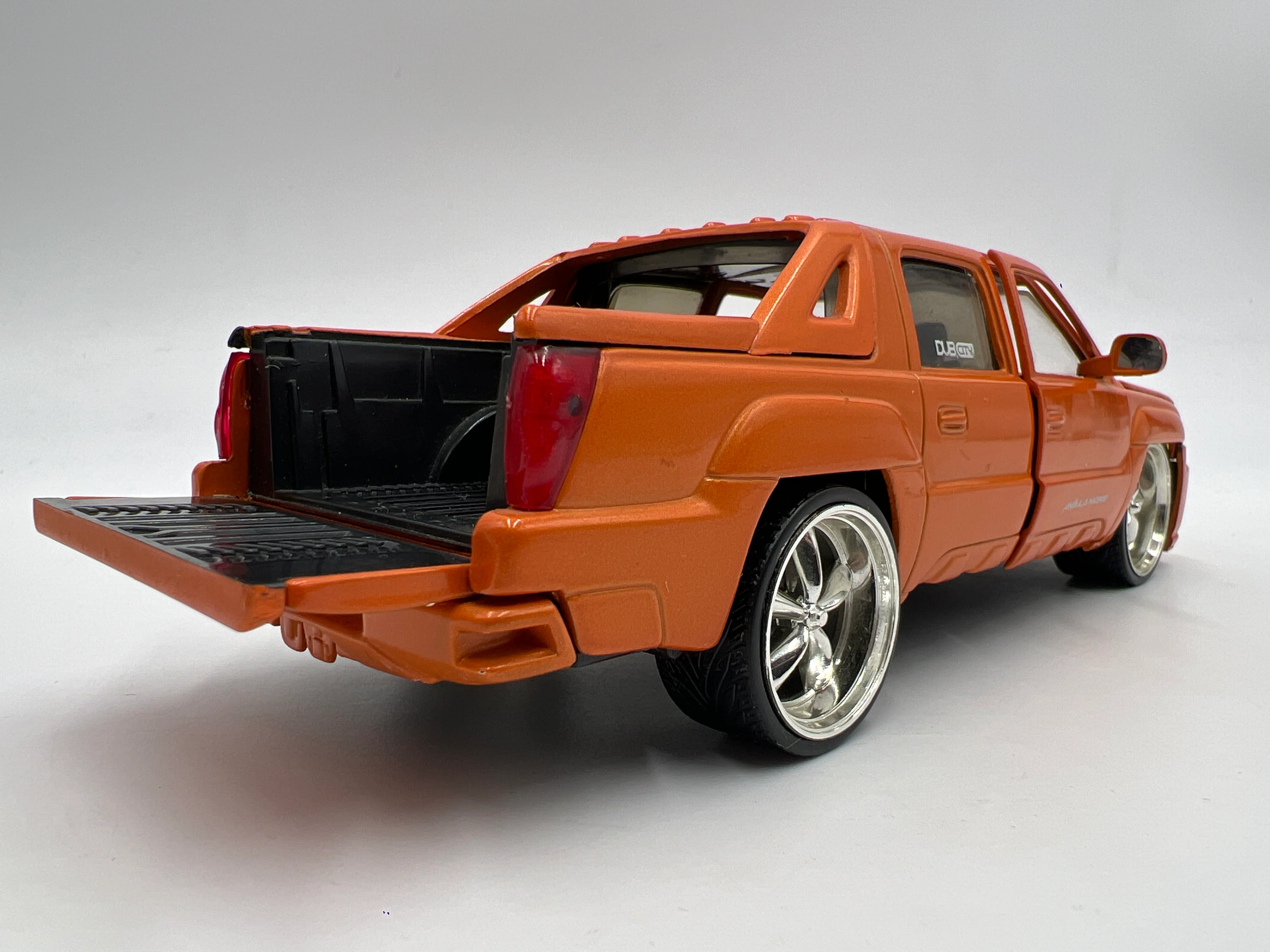 Jada 1/24 Scale Dub City 2001 Chevrolet Avalanche Orange Loose - Image 7