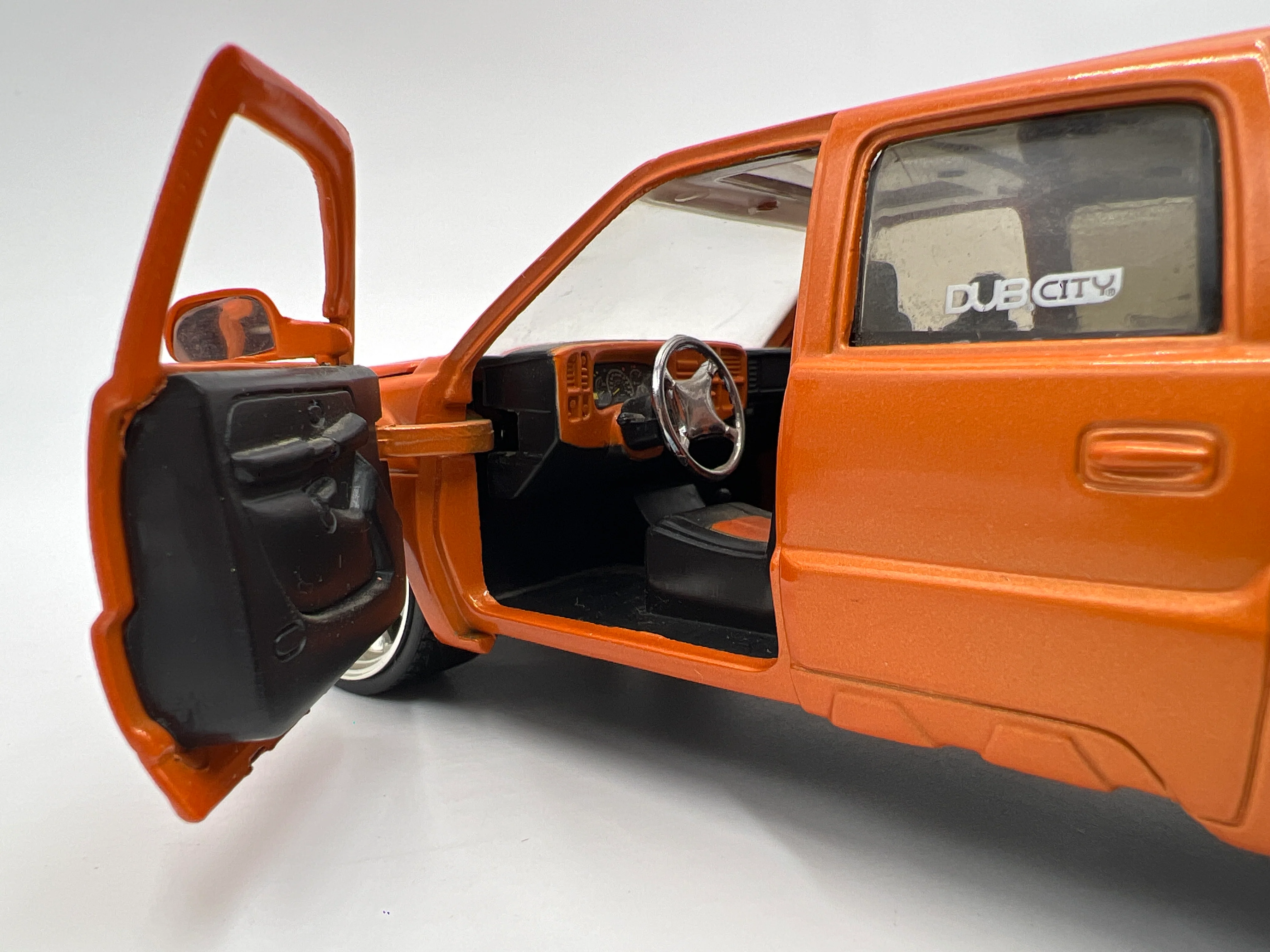 Jada 1/24 Scale Dub City 2001 Chevrolet Avalanche Orange Loose - Image 8