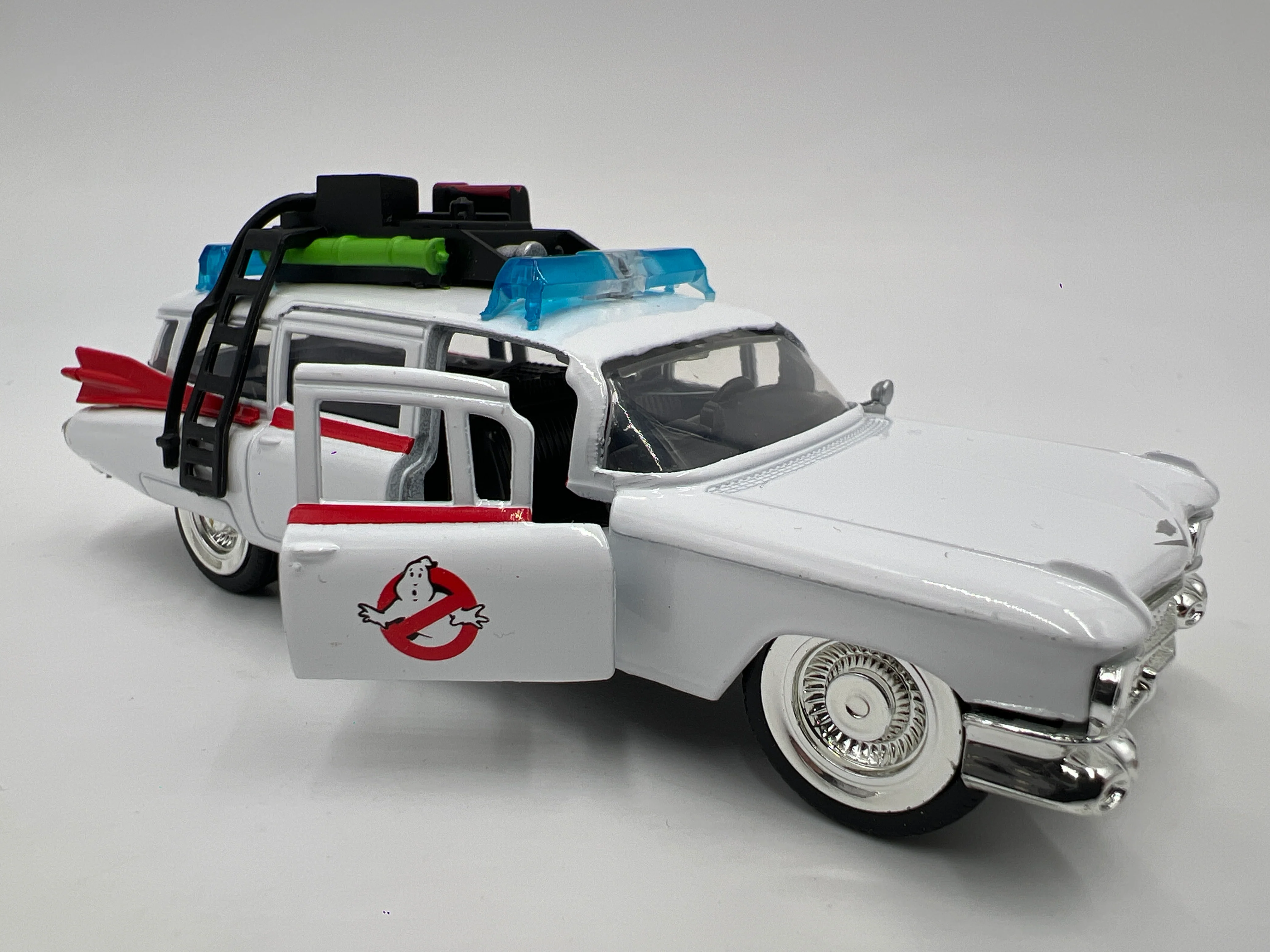 Jada 1/32 Scale Ghostbusters 1959 Cadillac Ambulance White - Image 3
