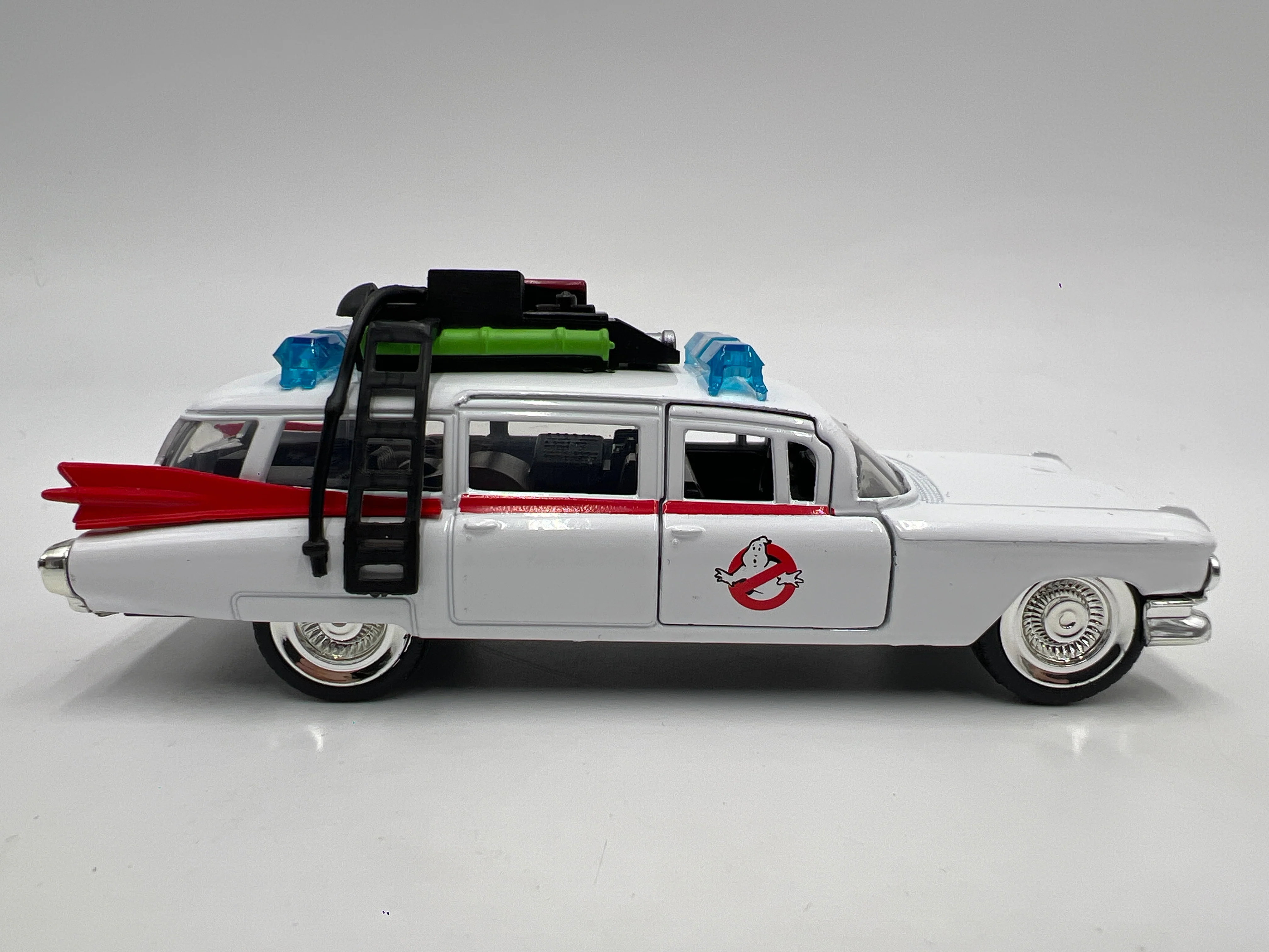 Jada 1/32 Scale Ghostbusters 1959 Cadillac Ambulance White - Image 4