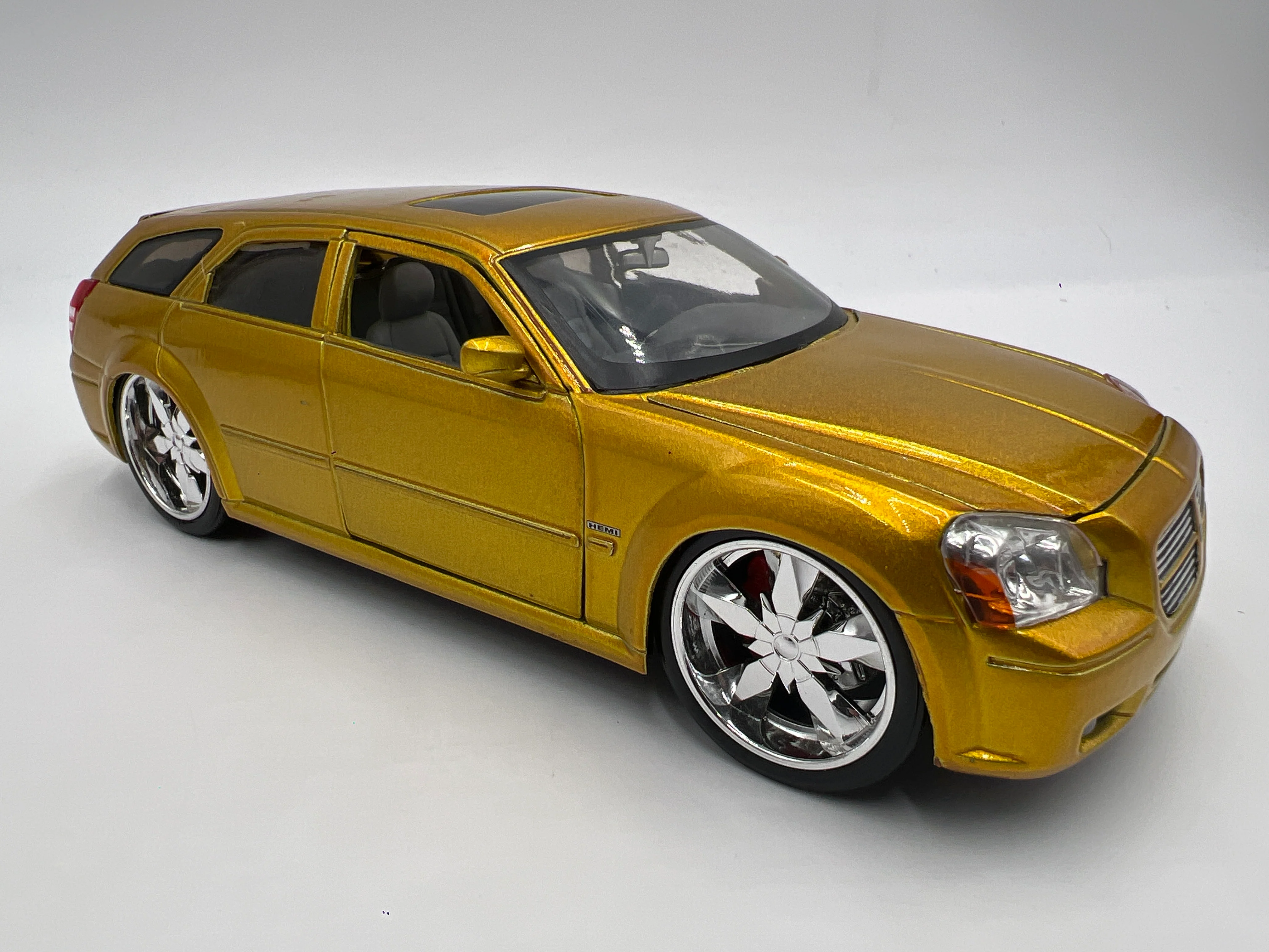 Revell 1/24 Scale Dodge Magnum R/T Gold Loose - Image 2