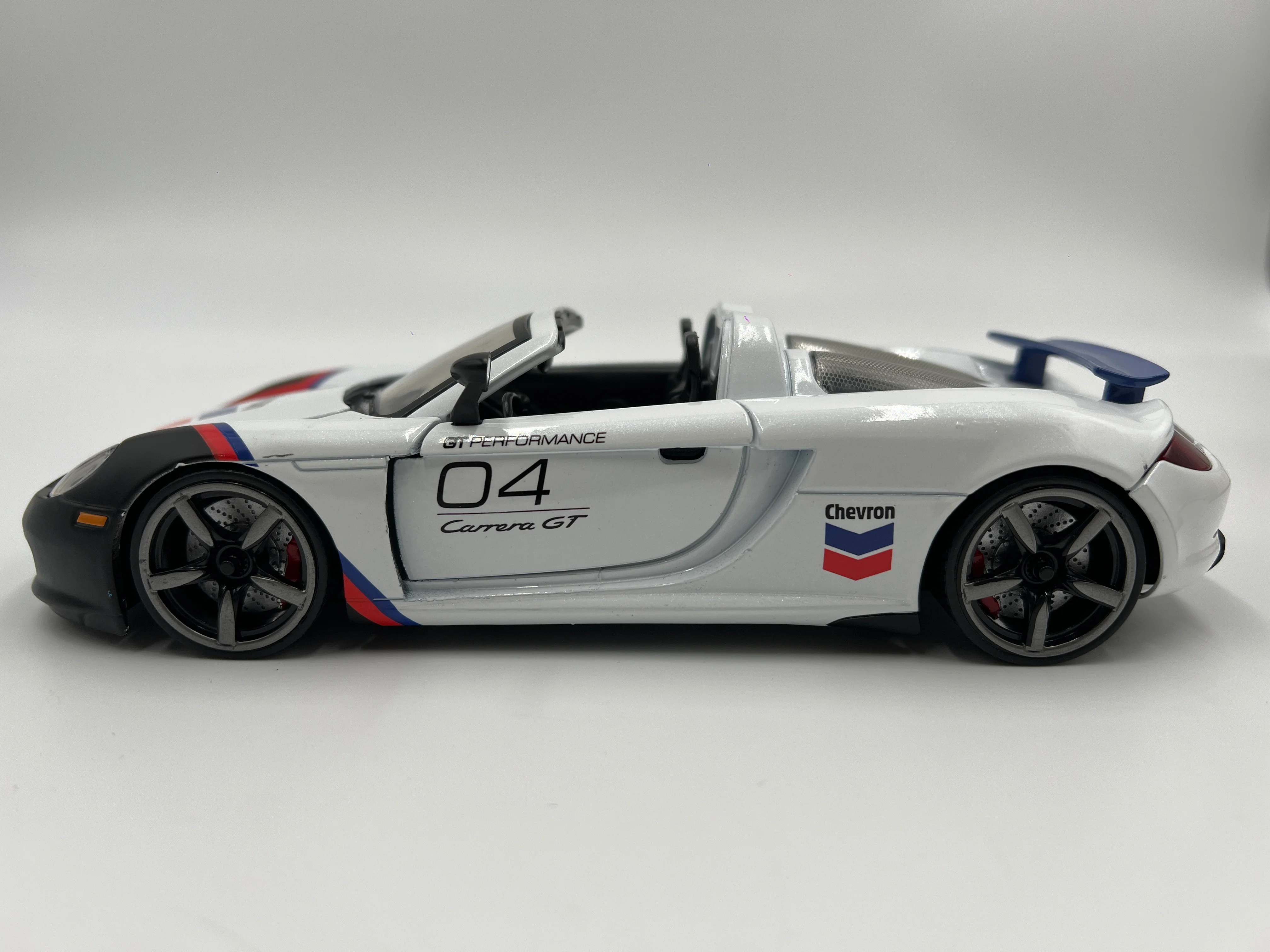 Jada Toys 1/24 Scale Chevron #04 Porsche Carrera GT White Loose - Image 5