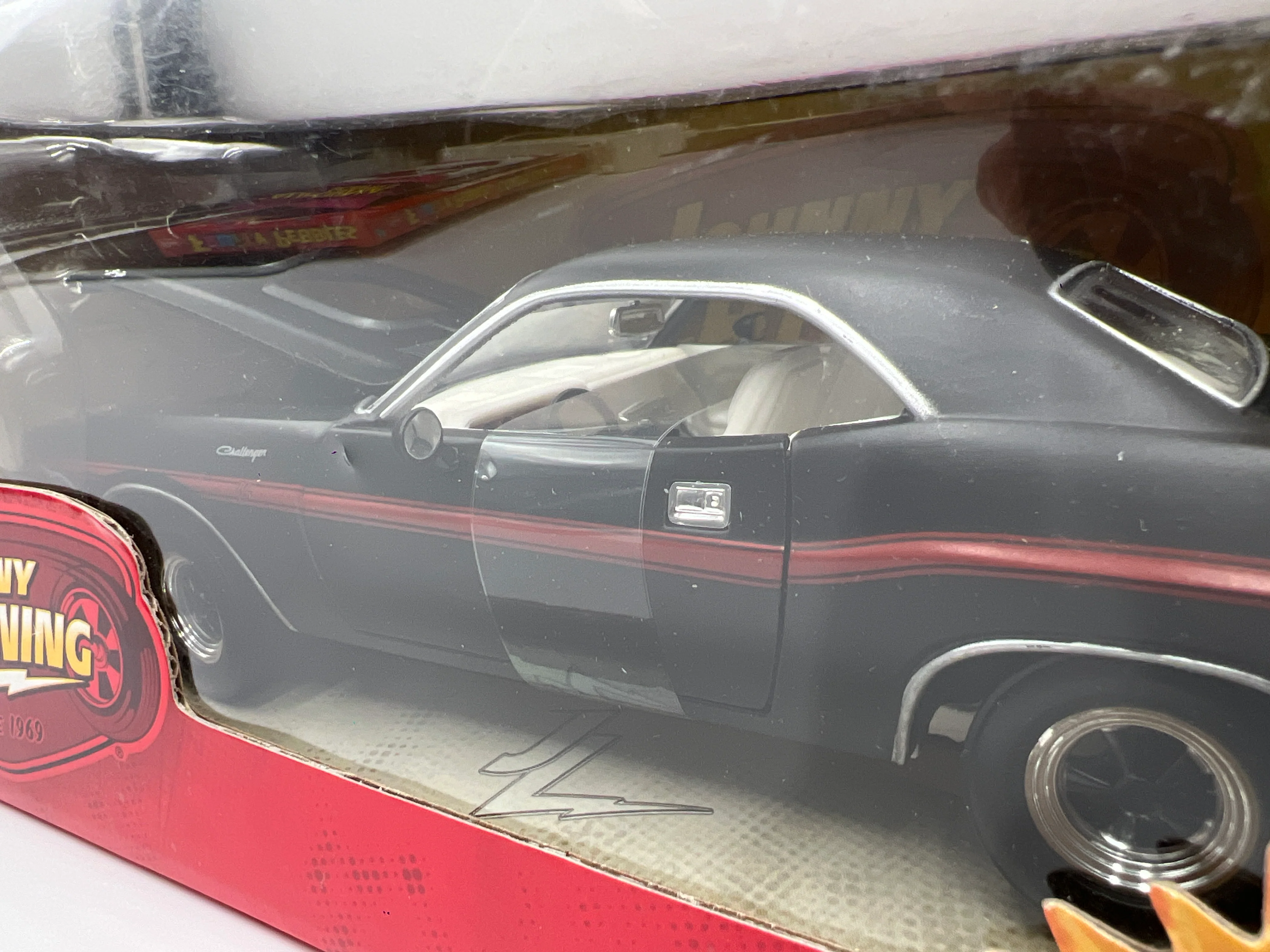 Johnny Lightning 1:24 Scale White Lightning Chase R41 1970 Dodge Challenger R/T Black VHTF - Image 3