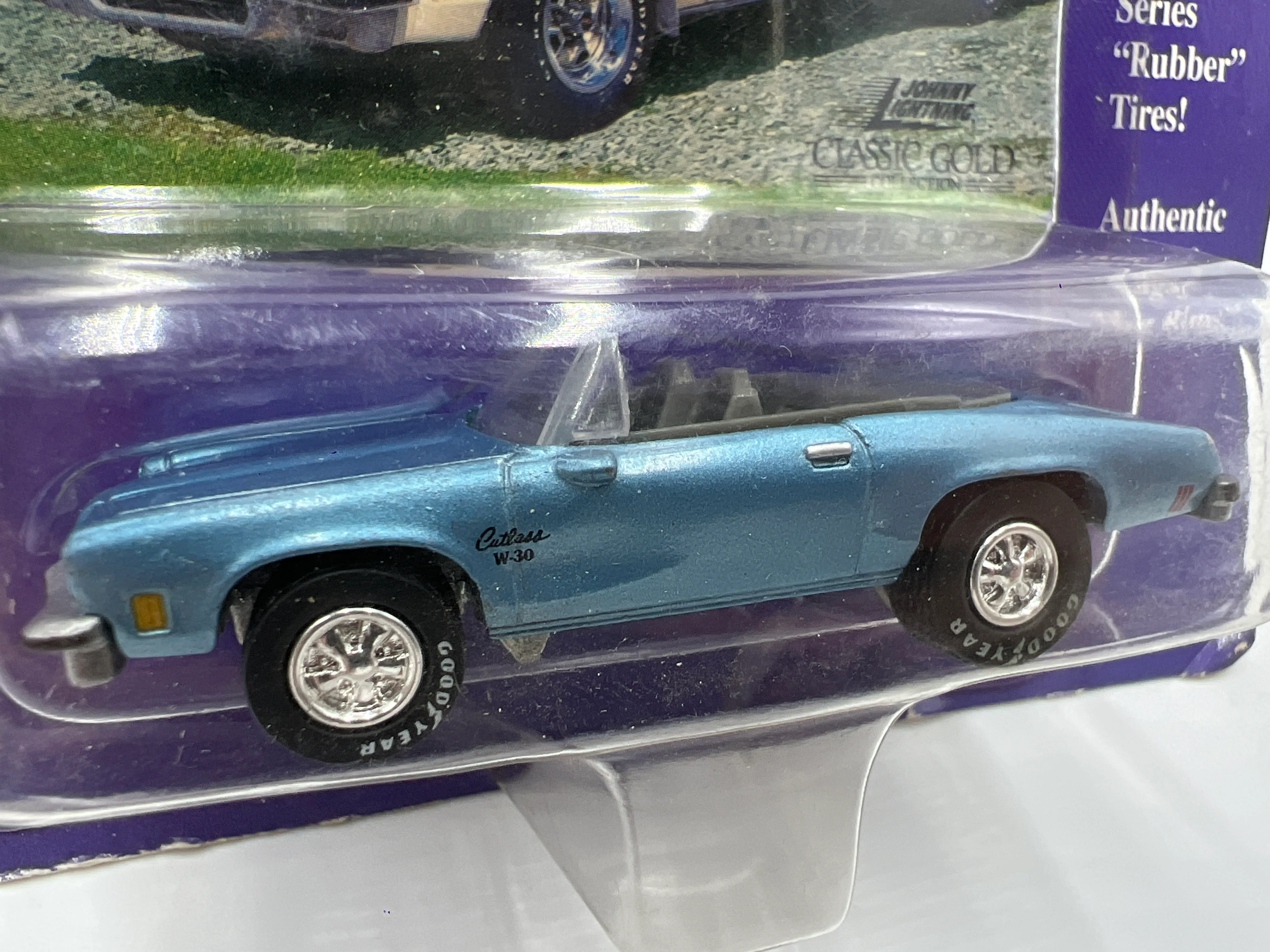 Johnny Lightning Classic Gold Collection #28 1974 Olds Cutlass Blue 219C - Image 2