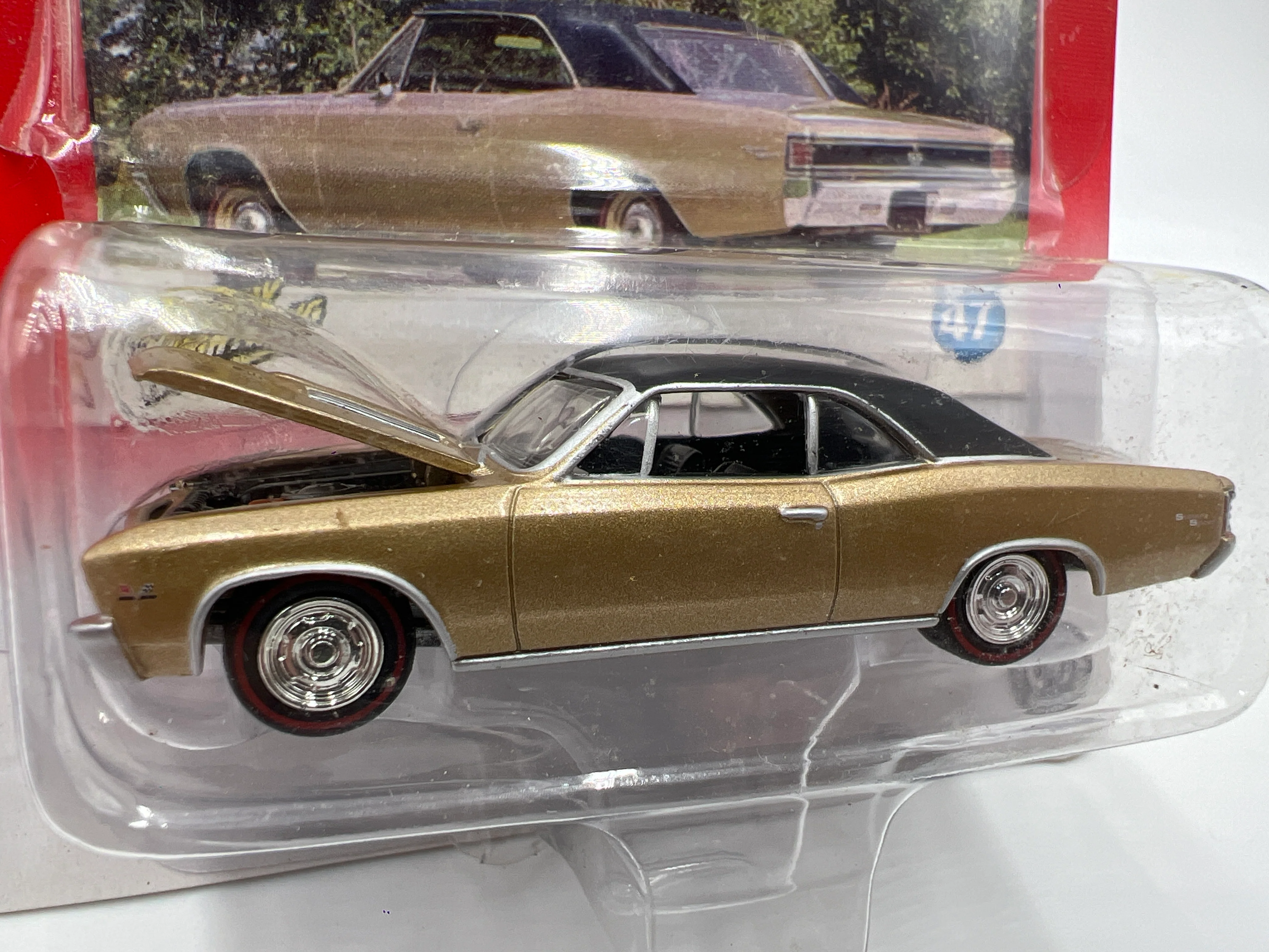 Johnny Lightning Muscle Cars USA #47 1967 Chevy Chevelle SS Gold 220A - Image 2