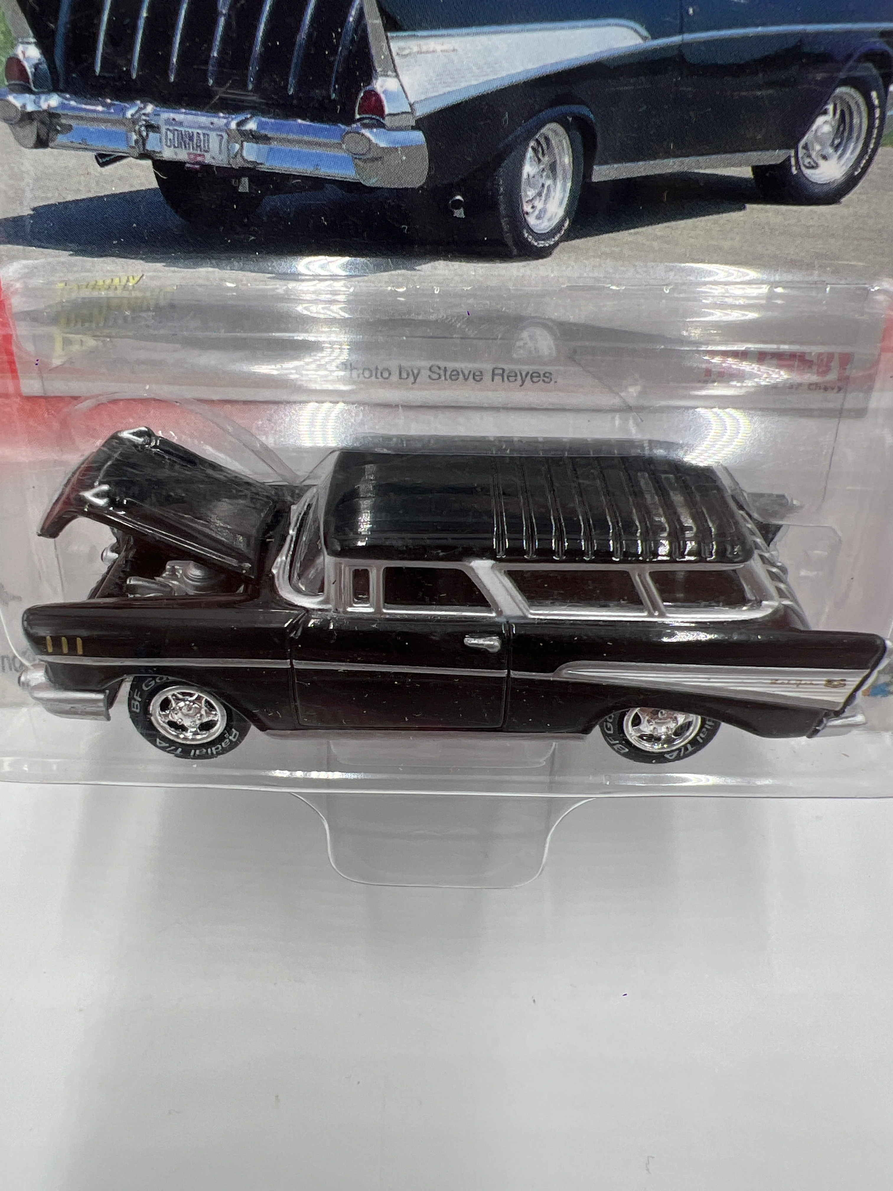 Johnny Lightning Tri-Chevy 1957 Chevy Nomad Black 219F - Image 3