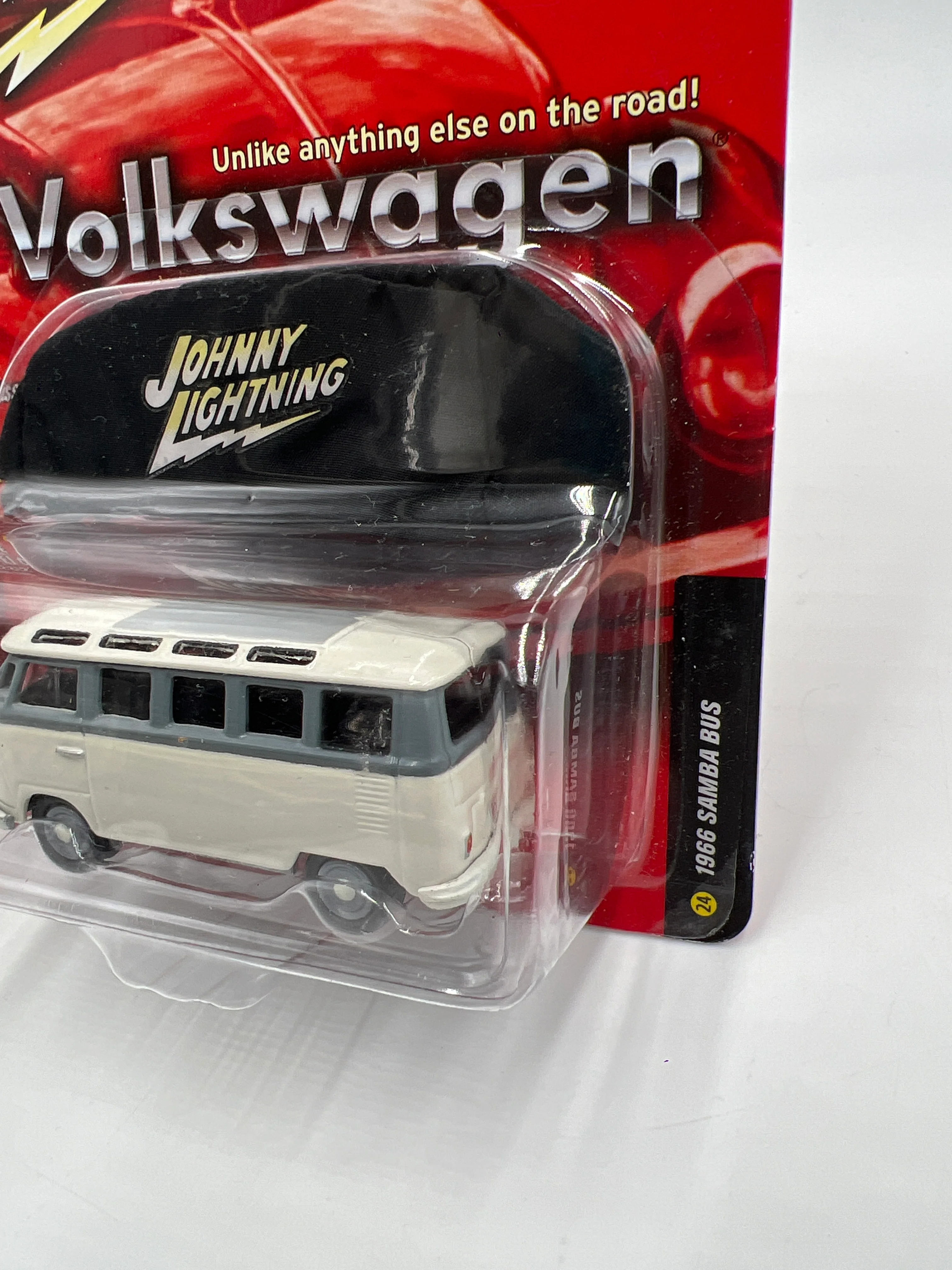 Johnny Lightning Volkswagen 1966 Samba Bus White 221F - Image 4