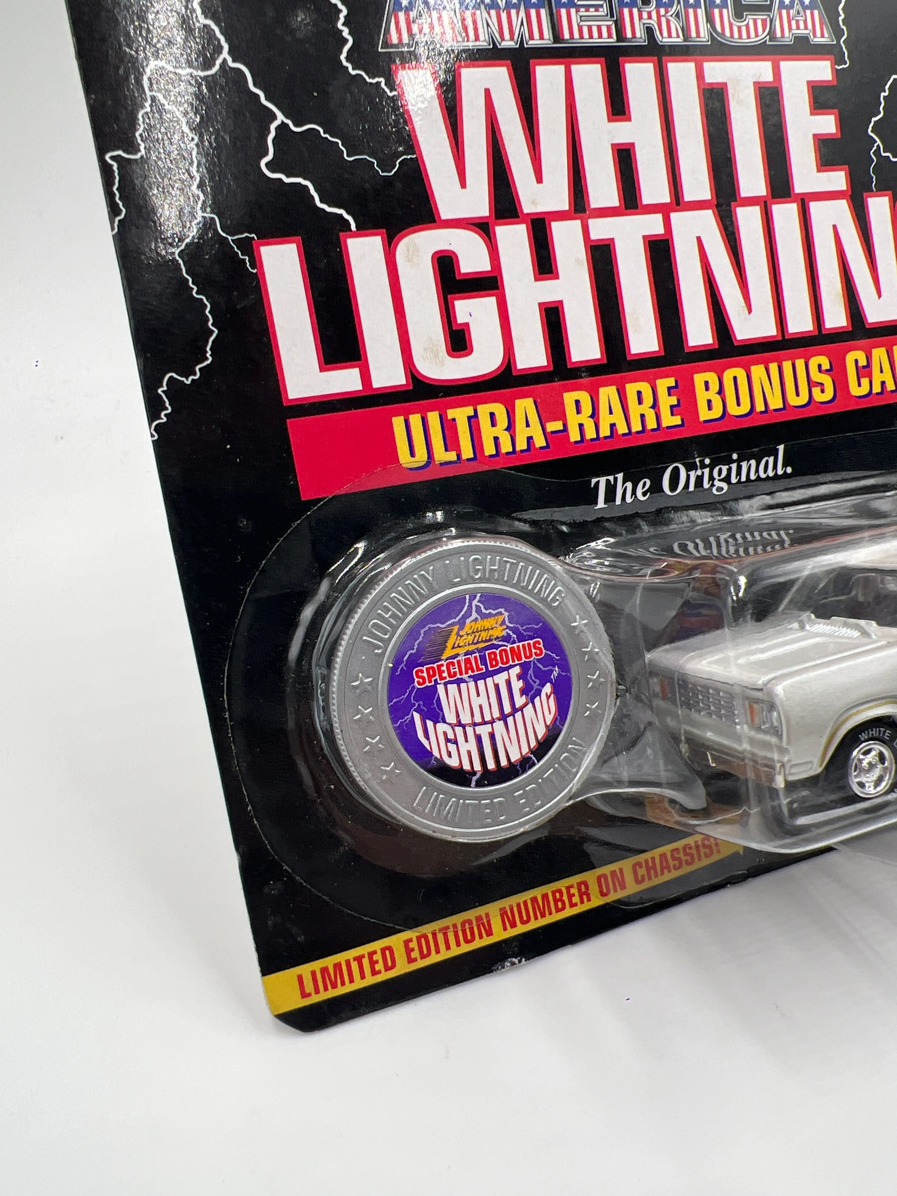 Johnny Lightning White Lightning Chase Truckin America #142 1978 Dodge Lil Red Express Truck White - Image 5
