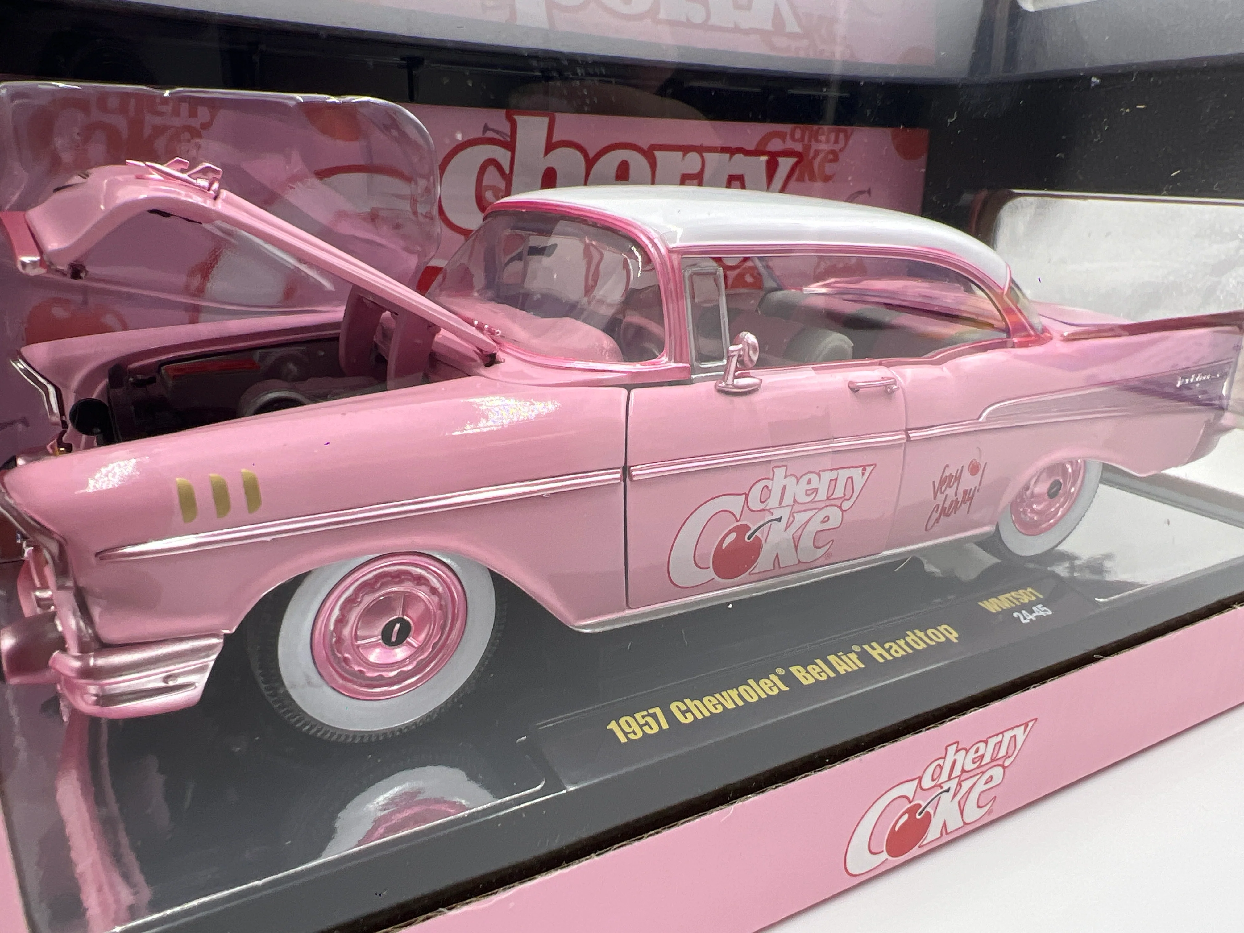 M2 Machines 1/24 Chase 1/750 Cherry Coke 1957 Chevy Bel Air Hardtop Pink WMTS01 - Image 3