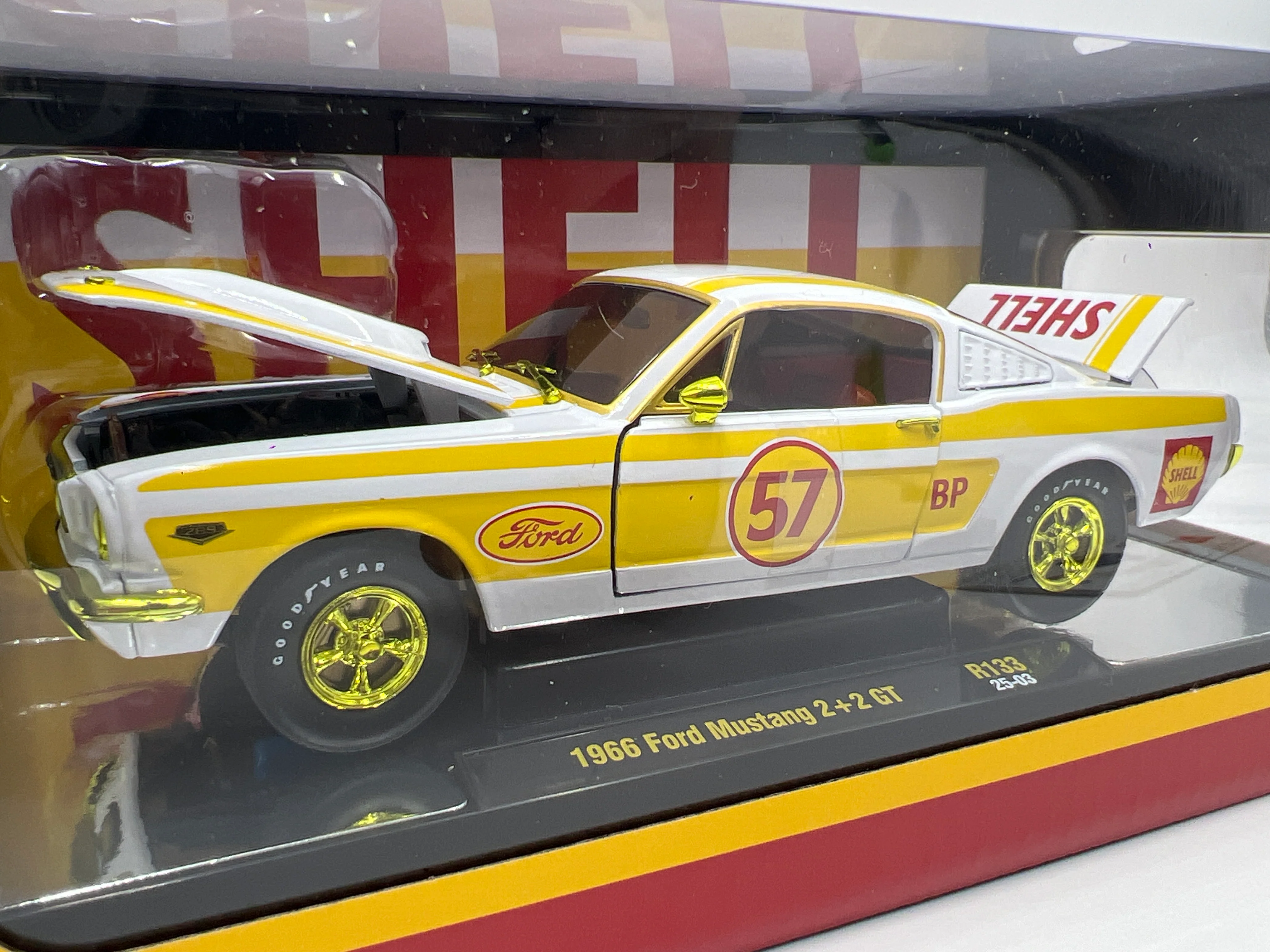 M2 Machines 1/24 CHASE Shell 1966 Ford Mustang 2+2 GT White/Yellow R133 - Image 2