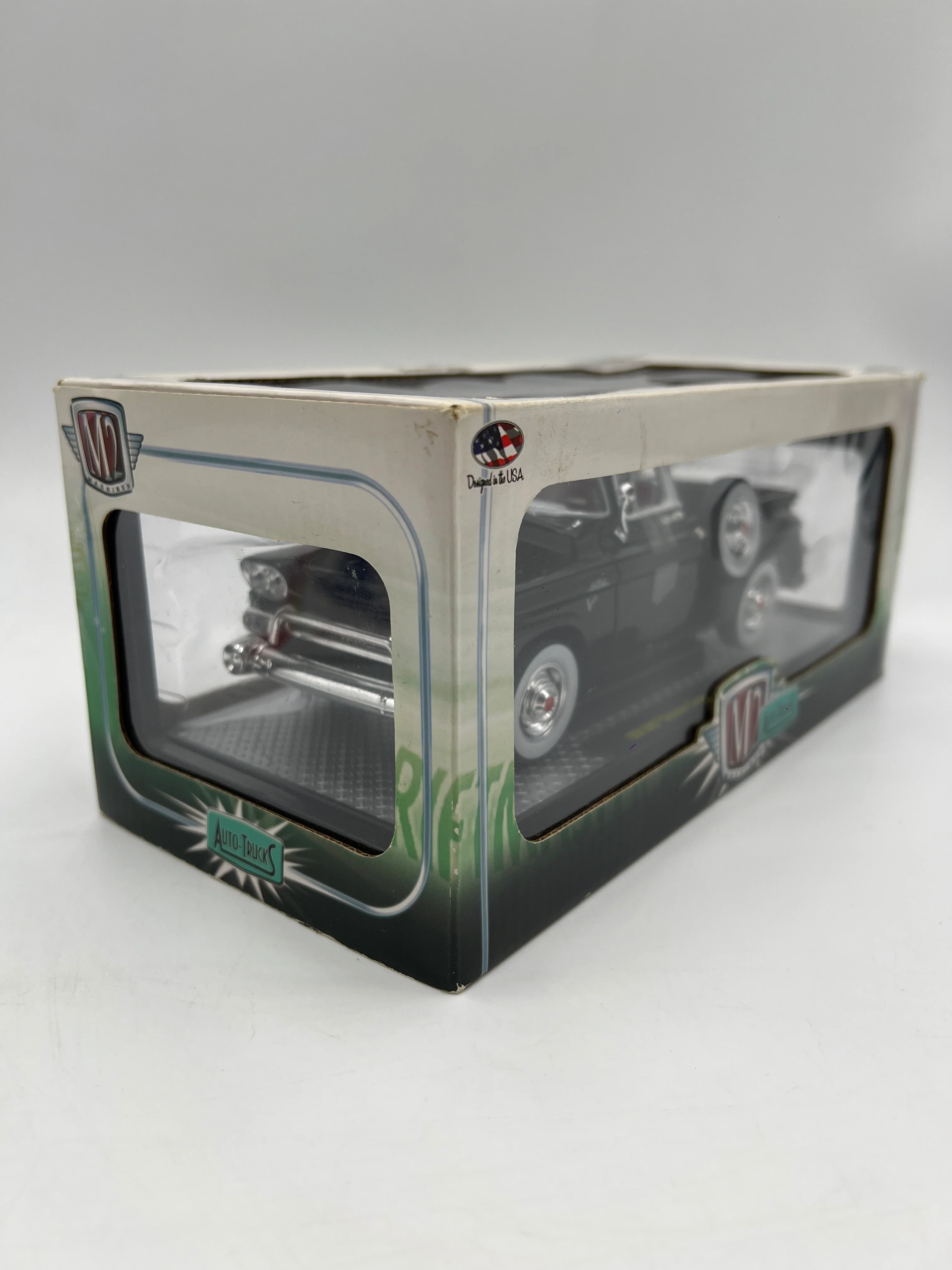 M2 Machines 1/24 Premium Edition Auto-Trucks 1958 GMC Suburban Carrier Black R50 - Image 4