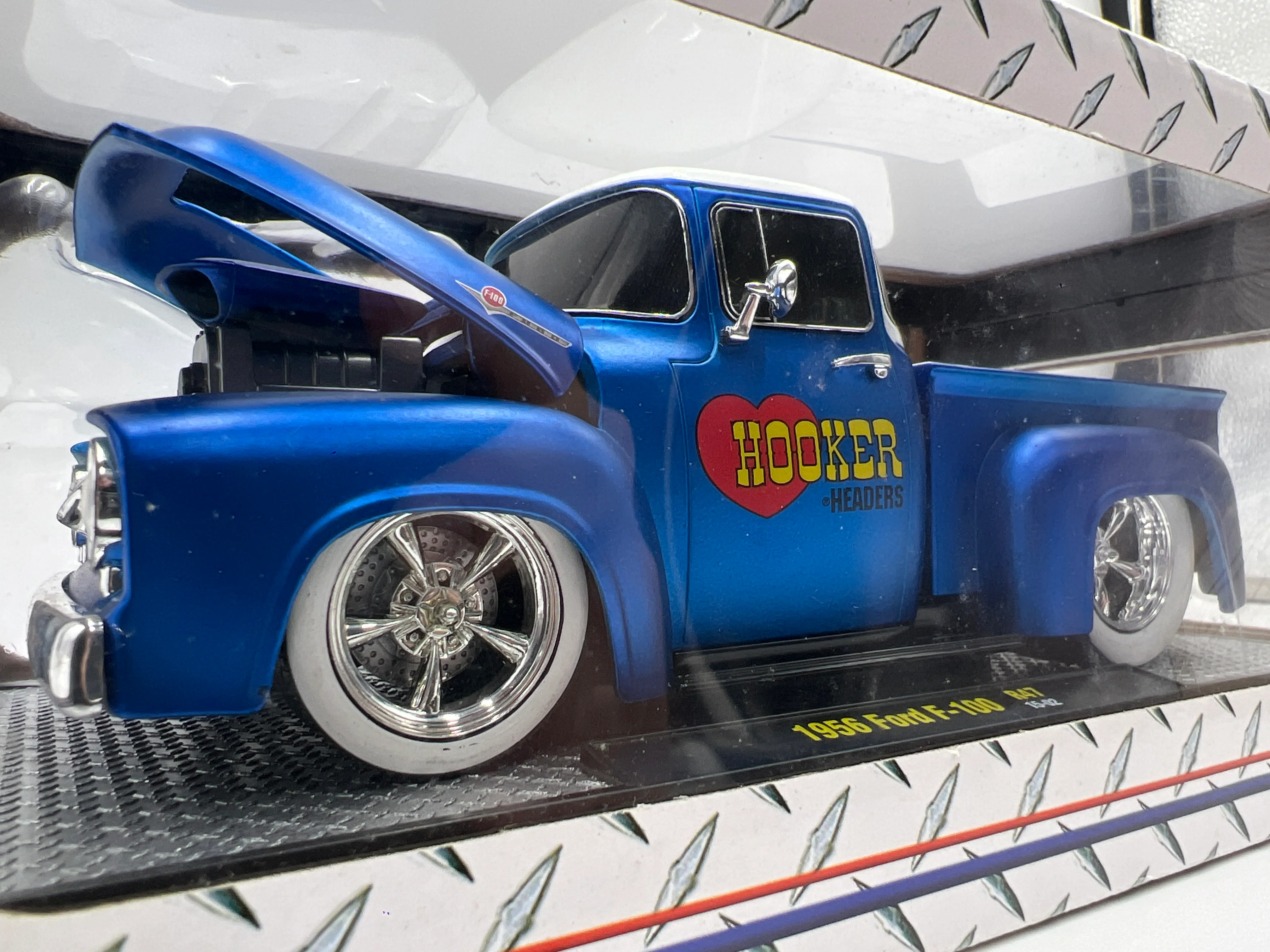 M2 Machines 1/24 Ground Pounders 1956 Ford F-100 Hooker Headers Blue/White R47 - Image 3