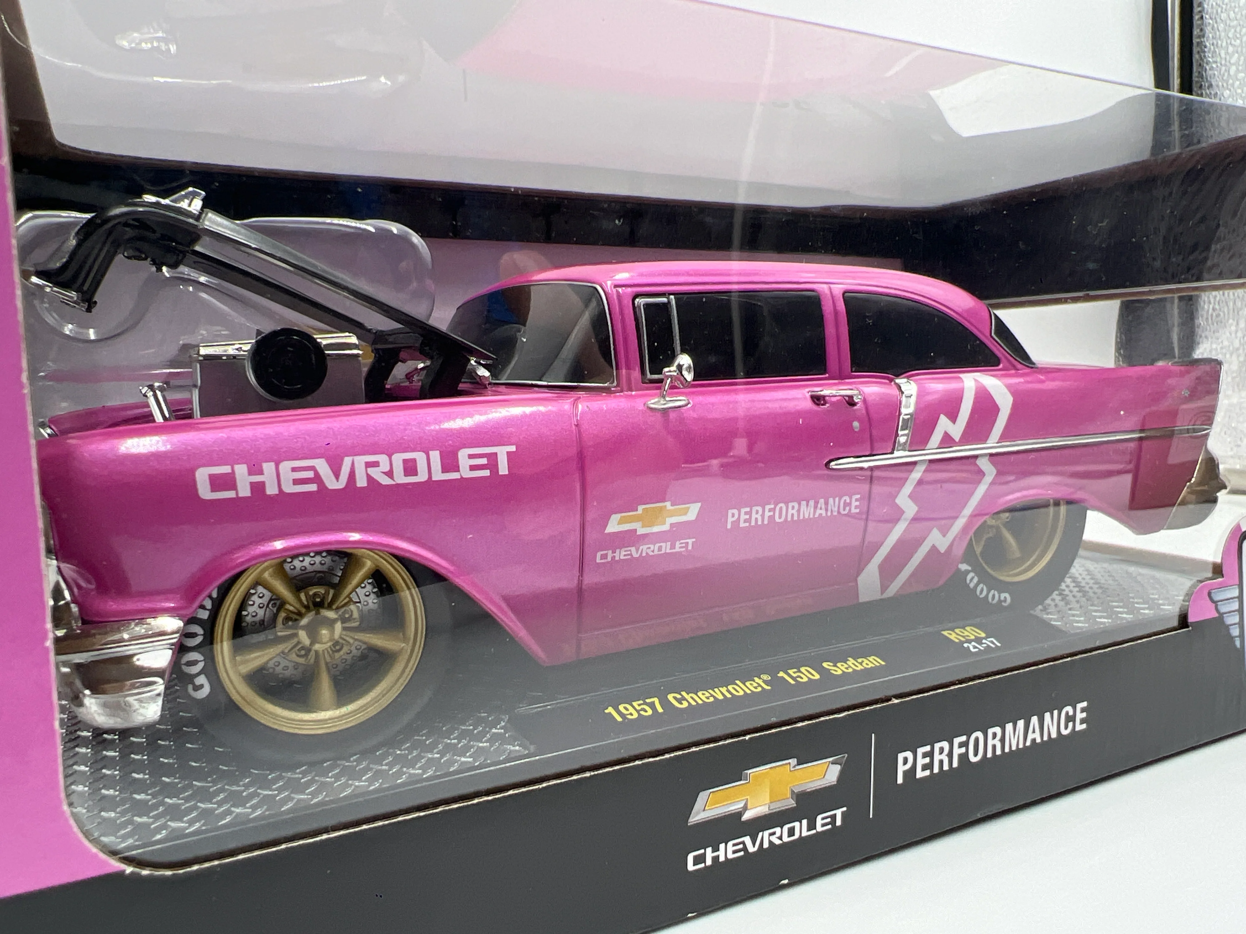 M2 Machines 1/24 Chevrolet Performance 1957 Chevrolet 150 Sedan Pink R90 - Image 3