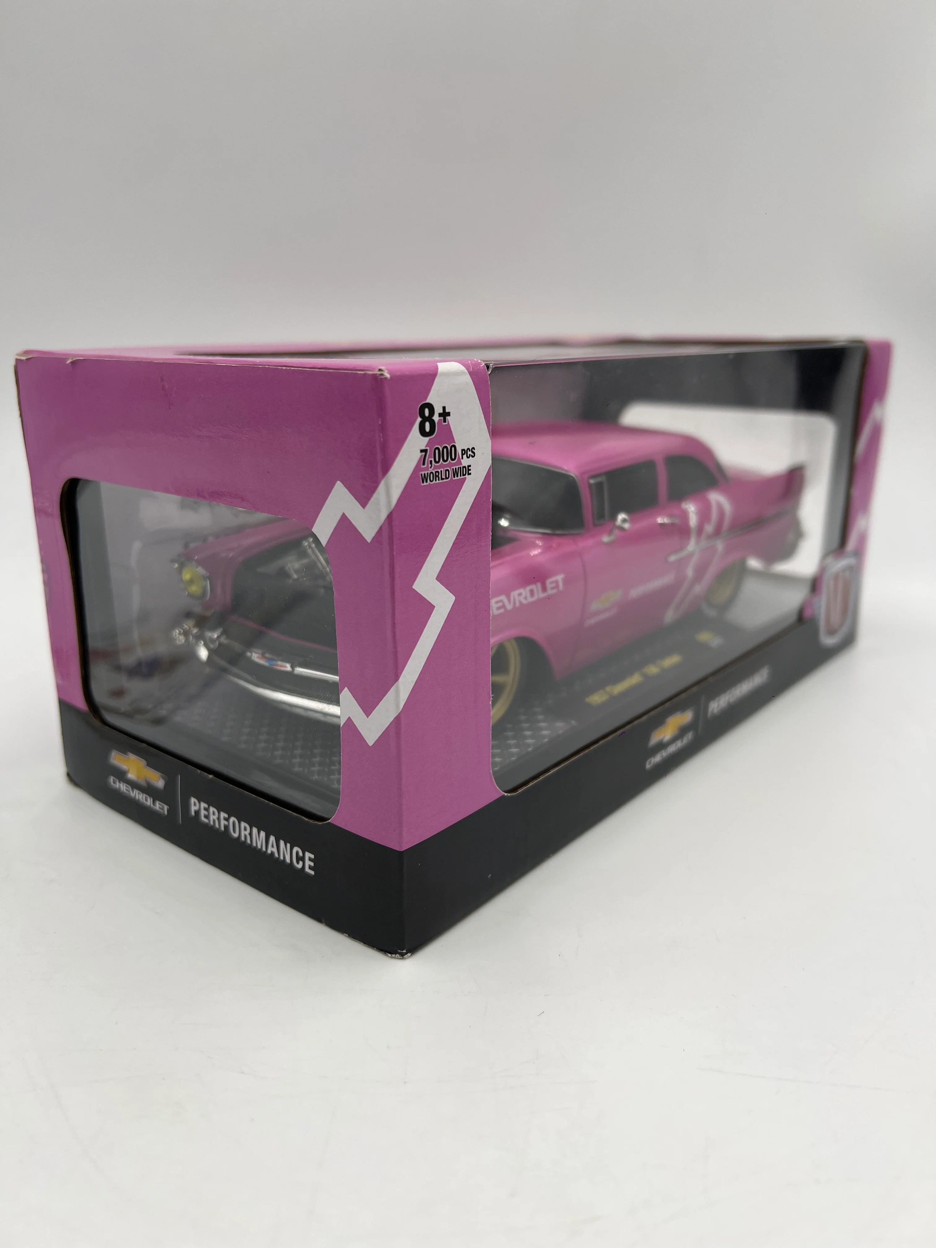 M2 Machines 1/24 Chevrolet Performance 1957 Chevrolet 150 Sedan Pink R90 - Image 4