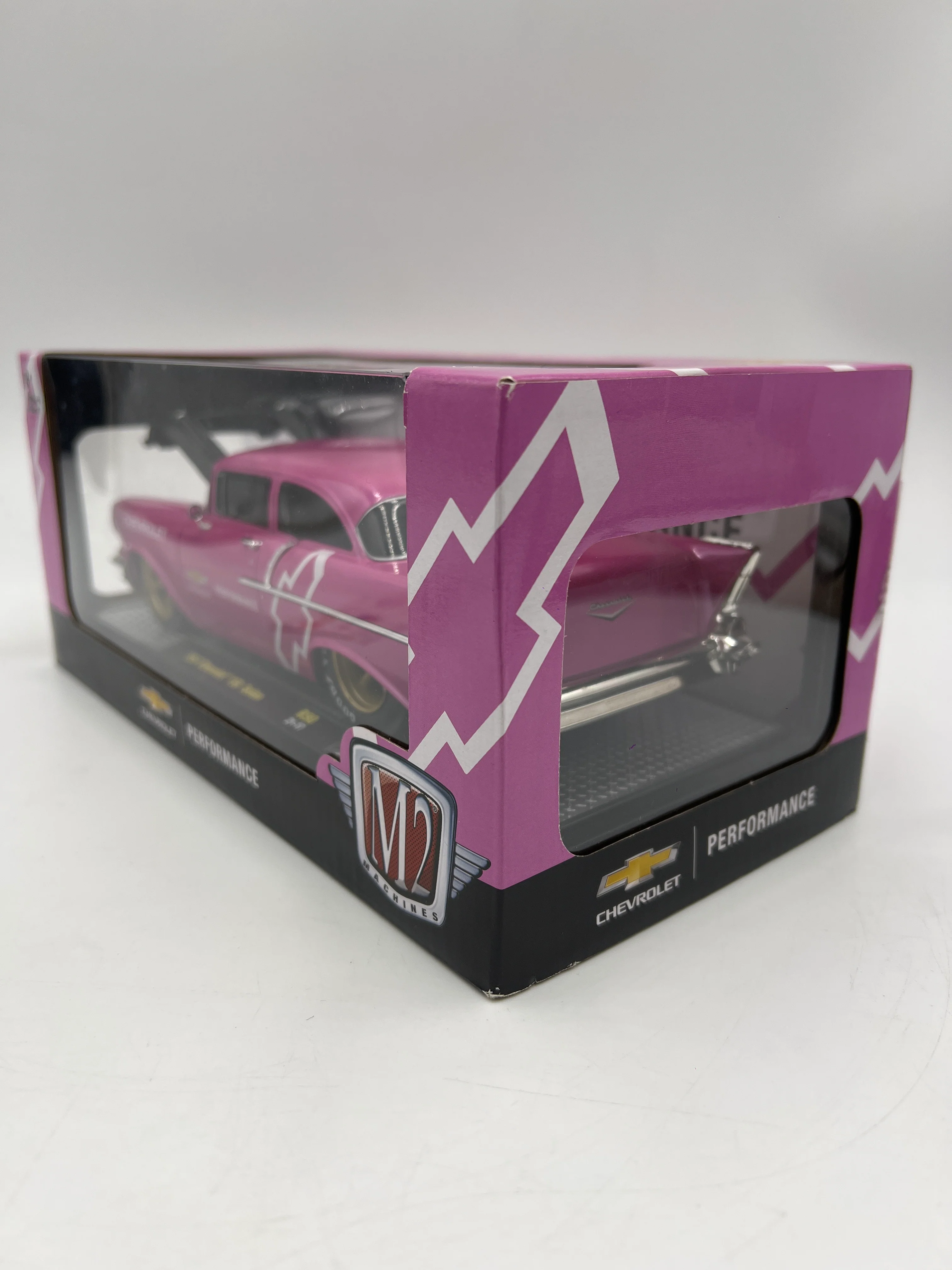 M2 Machines 1/24 Chevrolet Performance 1957 Chevrolet 150 Sedan Pink R90 - Image 5