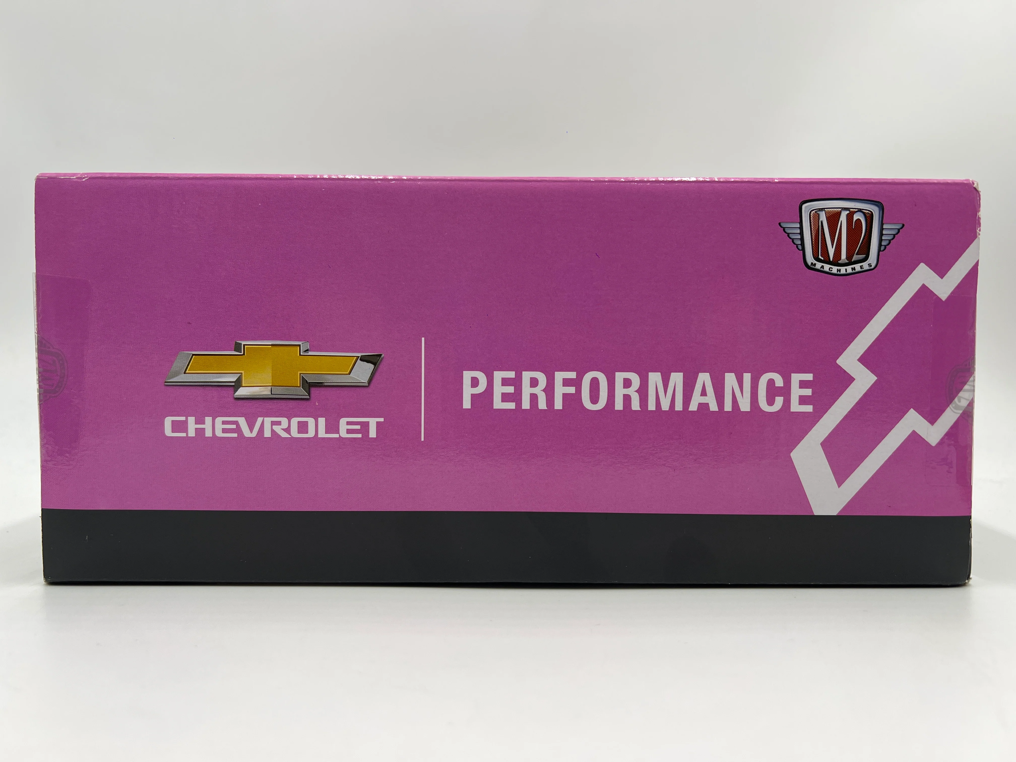 M2 Machines 1/24 Chevrolet Performance 1957 Chevrolet 150 Sedan Pink R90 - Image 6