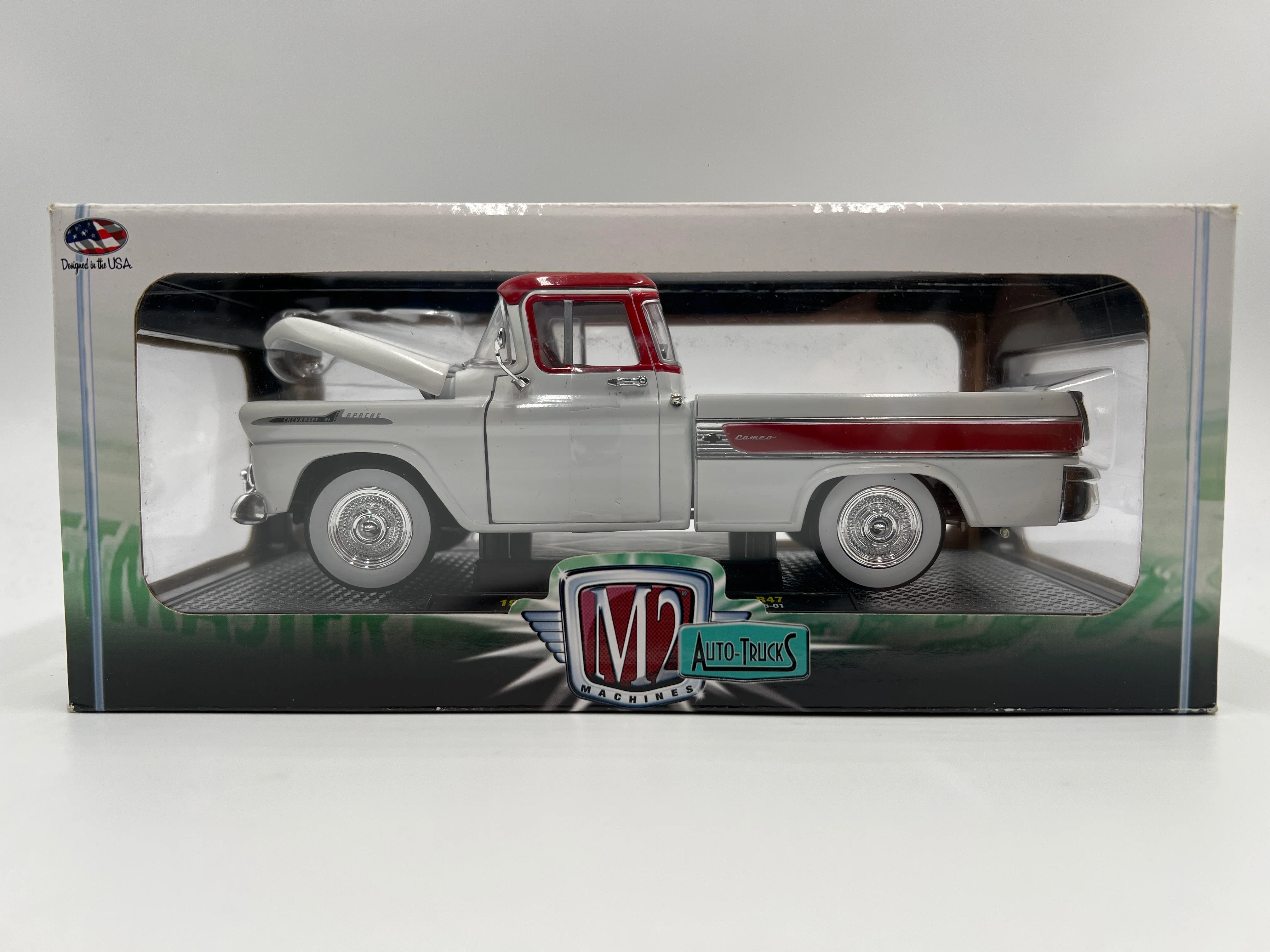 M2 Machines 1/24 Premium Edition Auto-Trucks 1958 Chevrolet Apache Cameo White/Red R47 - Image 2