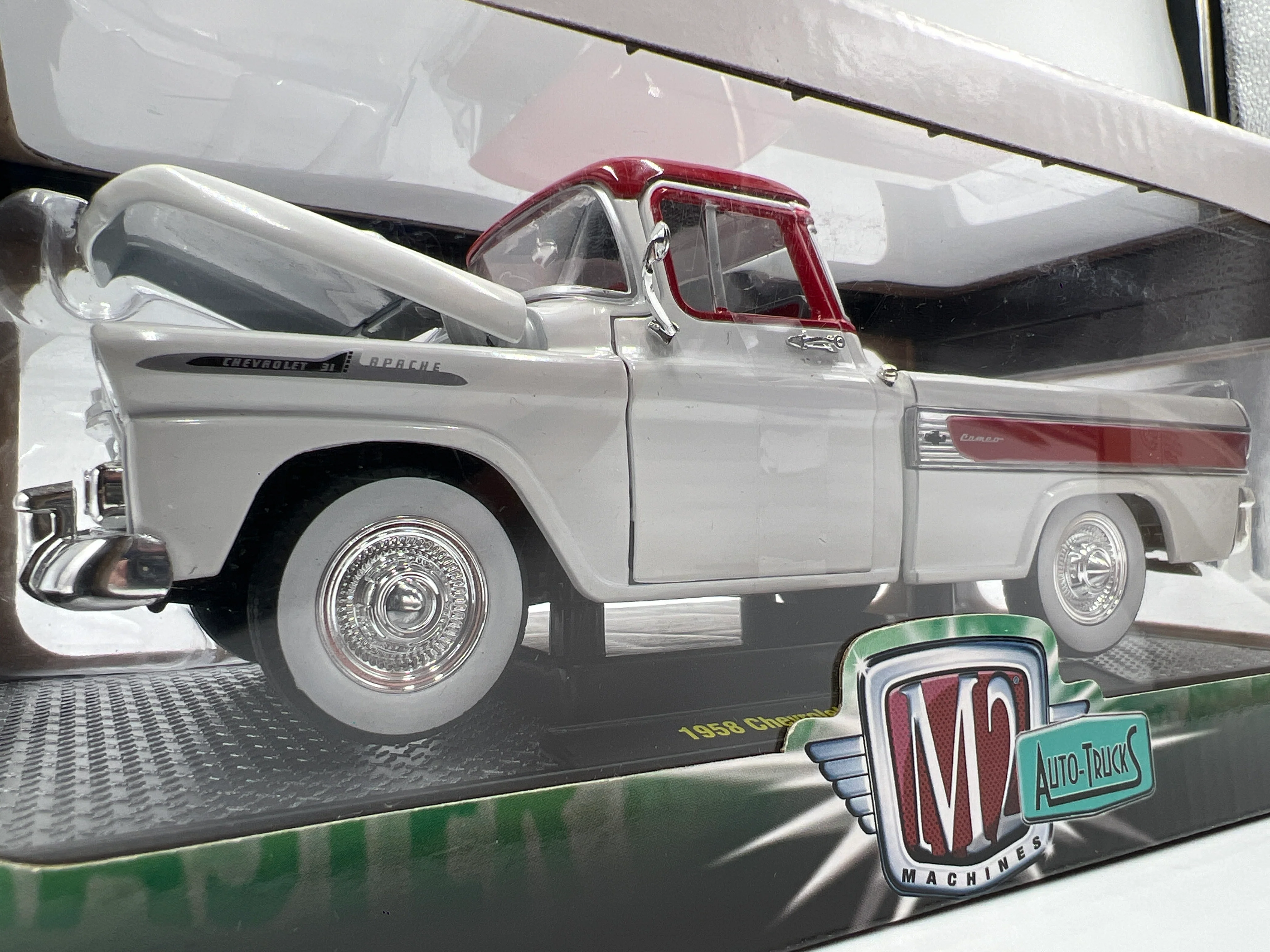 M2 Machines 1/24 Premium Edition Auto-Trucks 1958 Chevrolet Apache Cameo White/Red R47 - Image 3