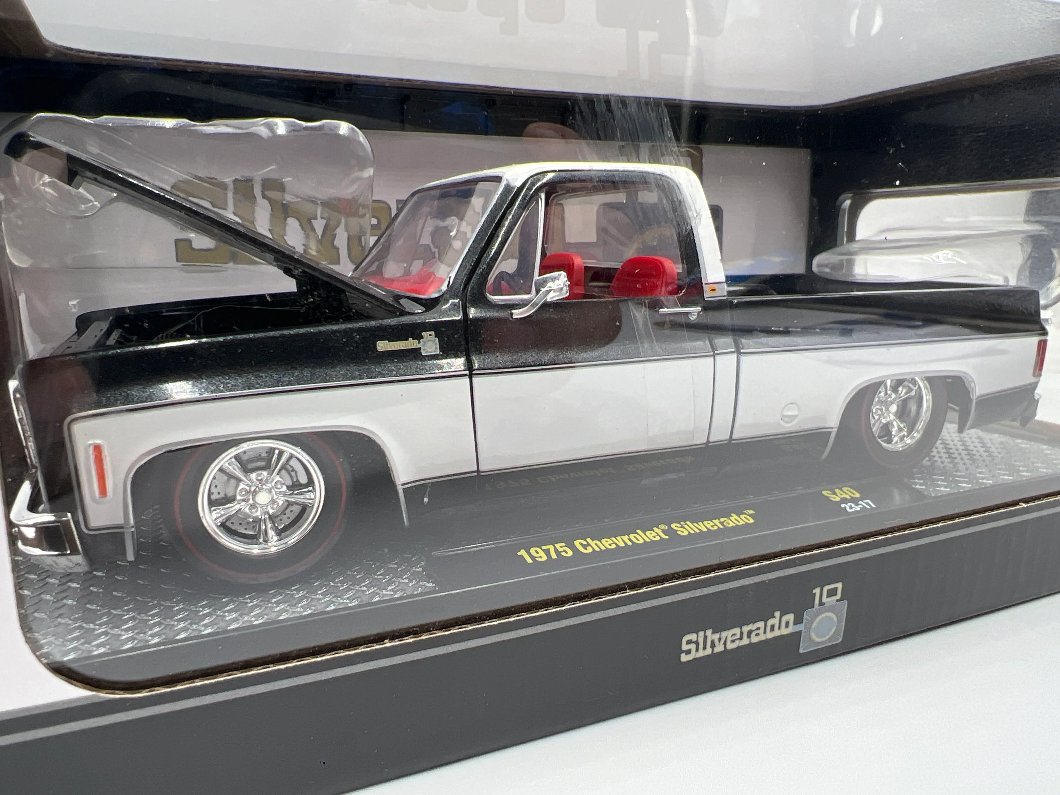 M2 Machines 1/24 Square Body Truck 1975 Chevrolet Silverado Black/White S40 - Image 3
