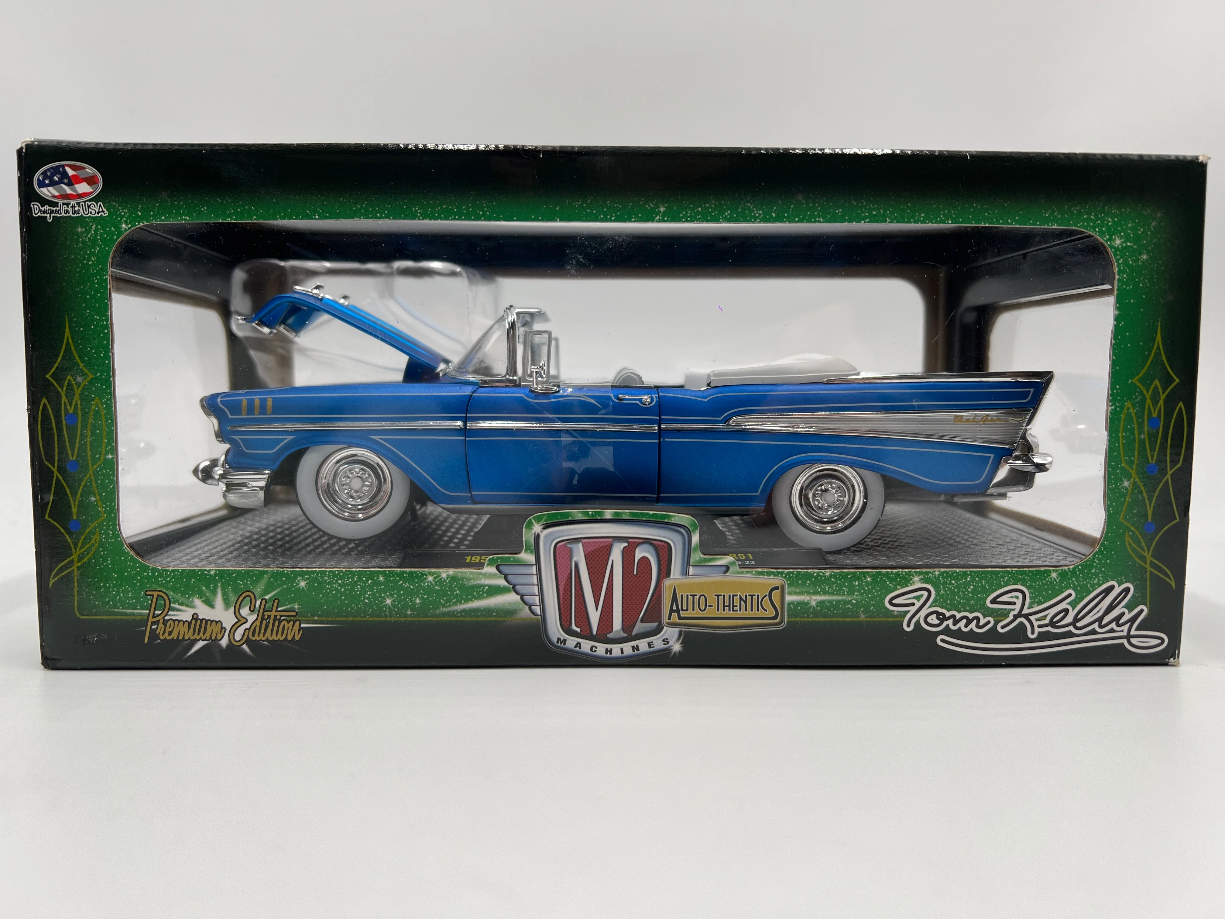 M2 Machines 1/24 Premium Edition Auto-Thentics Tom Kelly 1957 Chevrolet Bel Air Convertible Blue R51 - Image 2
