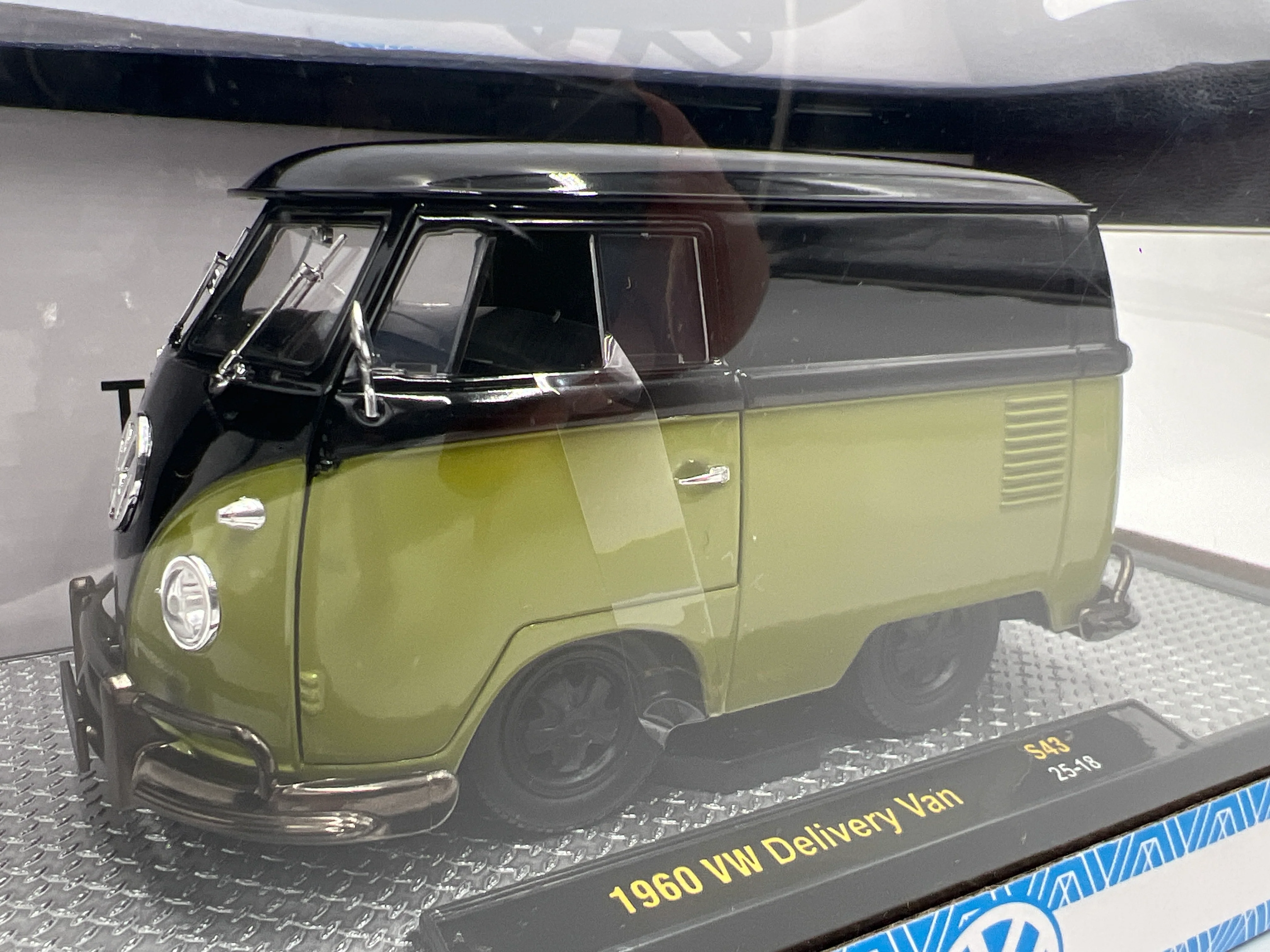M2 Machines 1/24 1960 VW Delivery Van Green/Black S43 - Image 2
