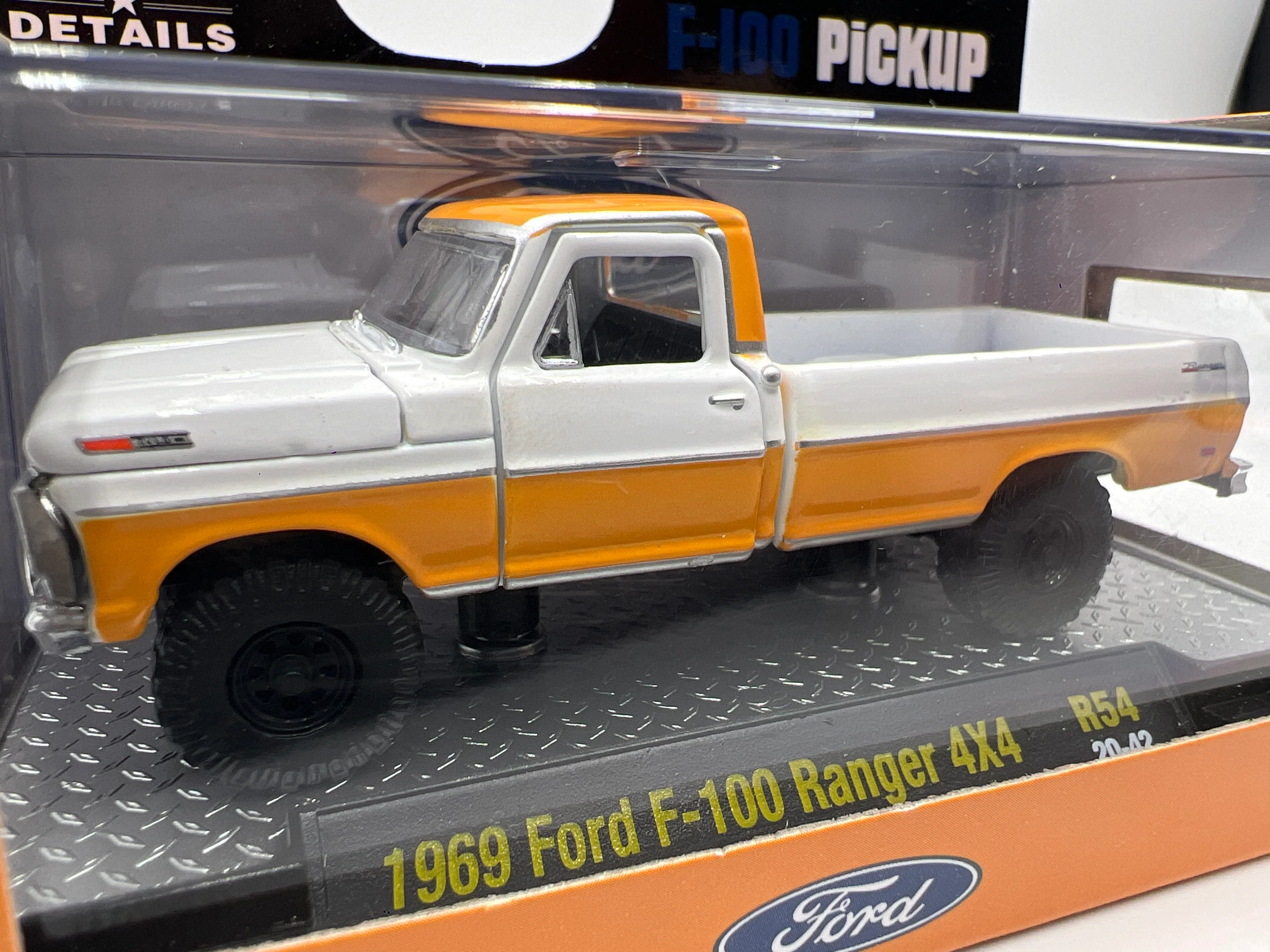 M2 Machines 1969 Ford F-100 Ranger 4x4 White/Orange R54 - Image 3