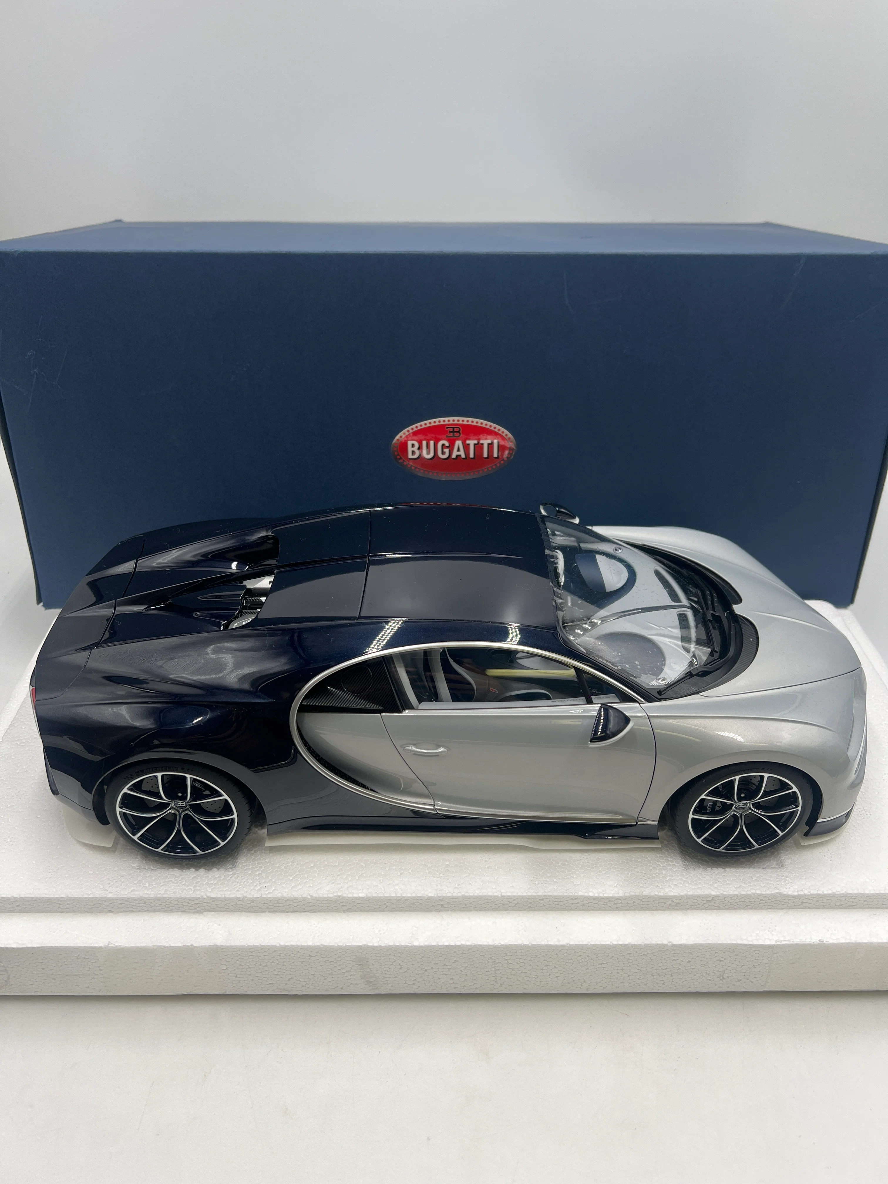 VHTF AutoArt Limited 1/12 Scale Bugatti Chiron New With Box *Outer Box Has Damage* - Image 11