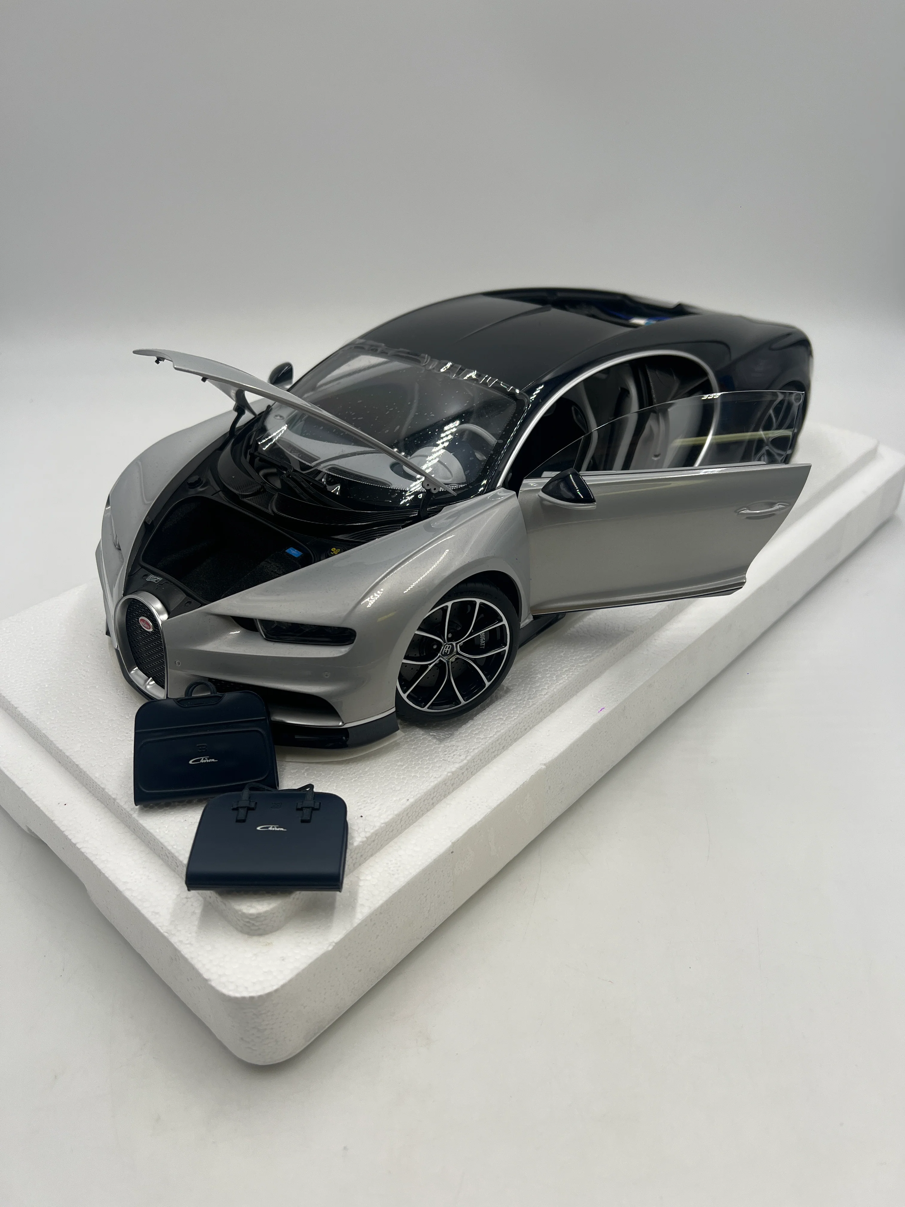 VHTF AutoArt Limited 1/12 Scale Bugatti Chiron New With Box *Outer Box Has Damage* - Image 2