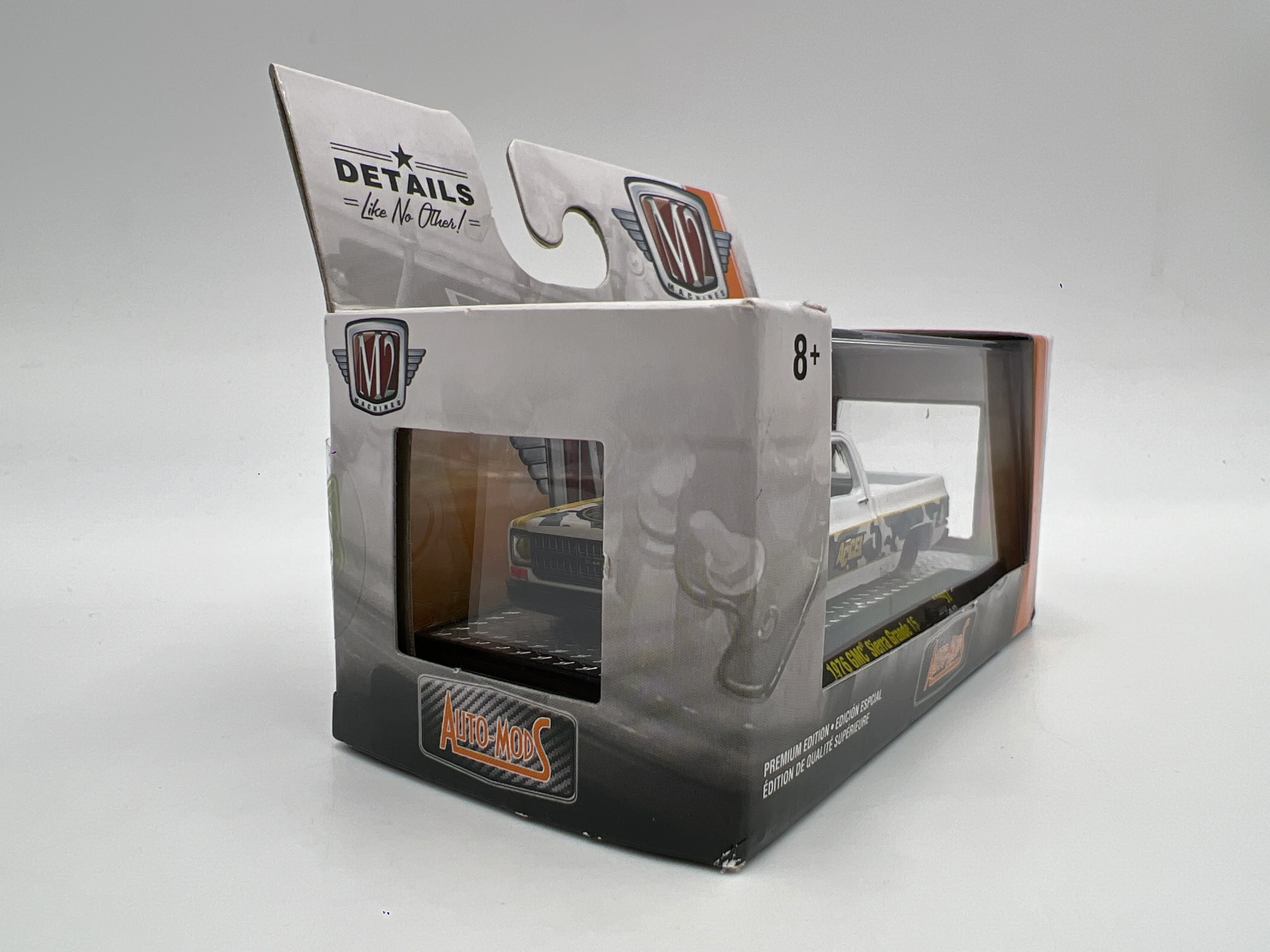 M2 Machines Auto-Mods Accel 1976 GMC Sierra Grande White AM07 - Image 4