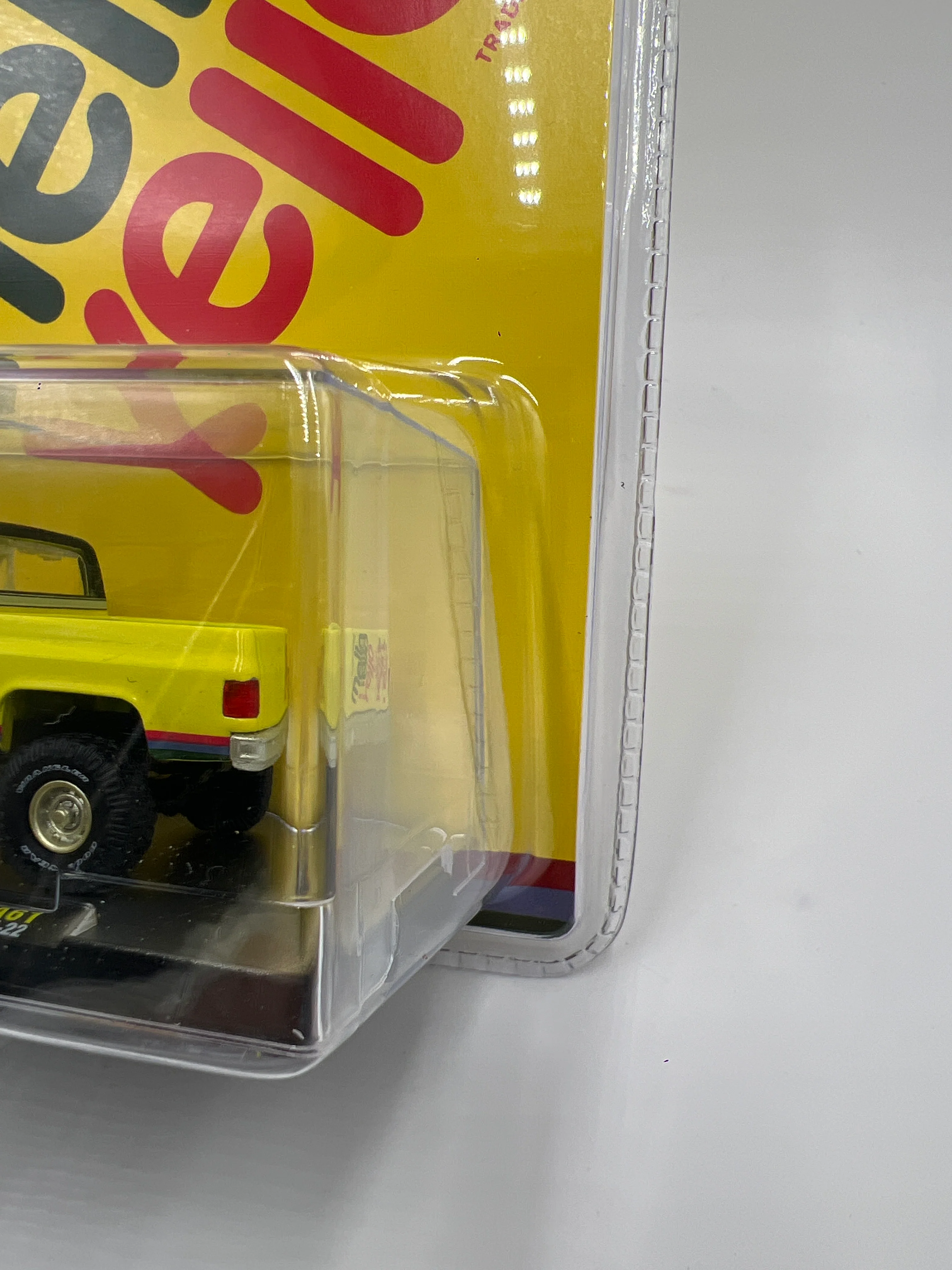 M2 Machines A61 Mello Yello CHASE 1973 Chevrolet Cheyenne Super 10 4x4 - Image 3