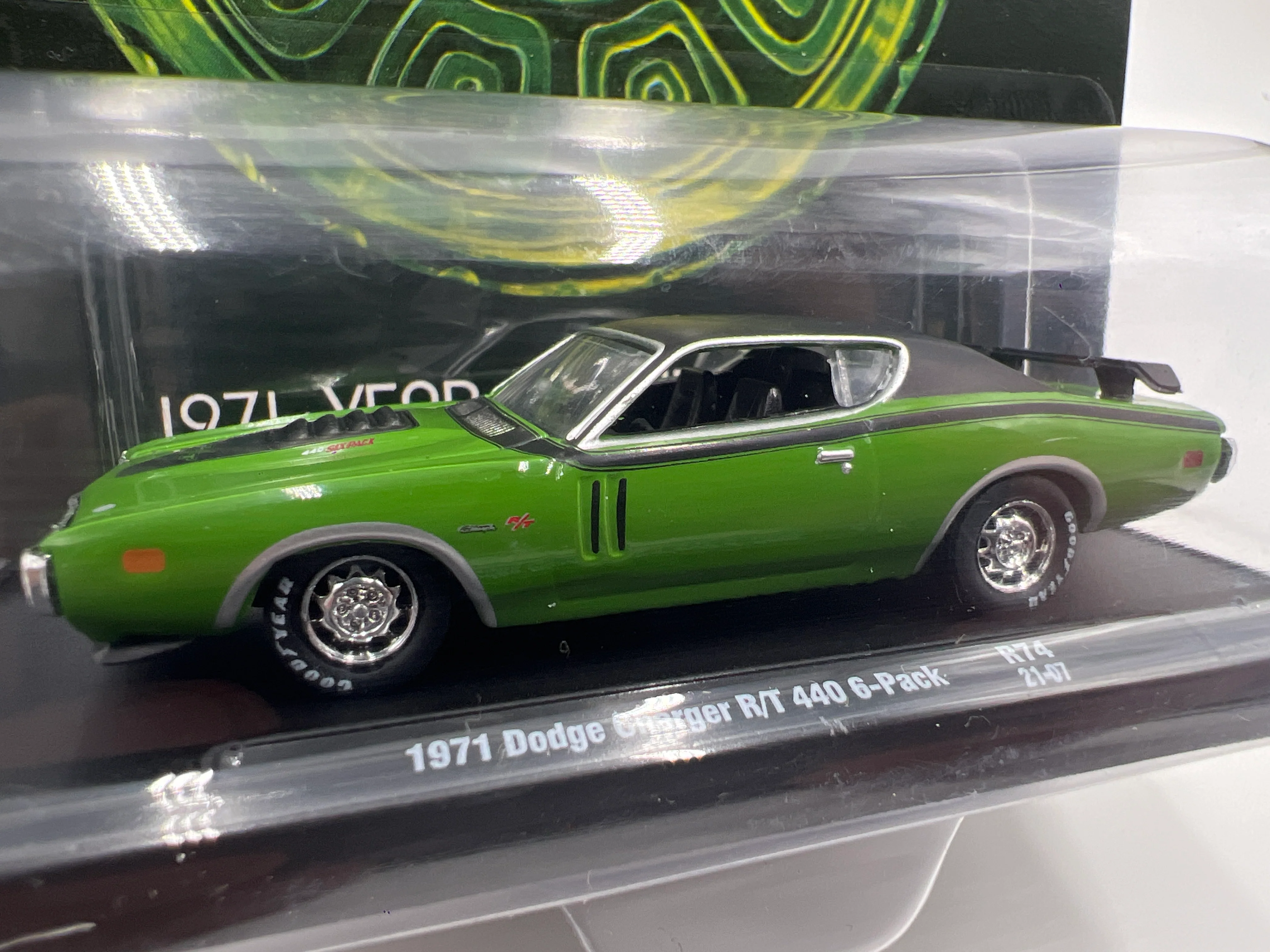 M2 Machines Auto Drivers 1971 Dodge Charger R/T 440 6-Pack Green Turtle Wax R74 192H - Image 2