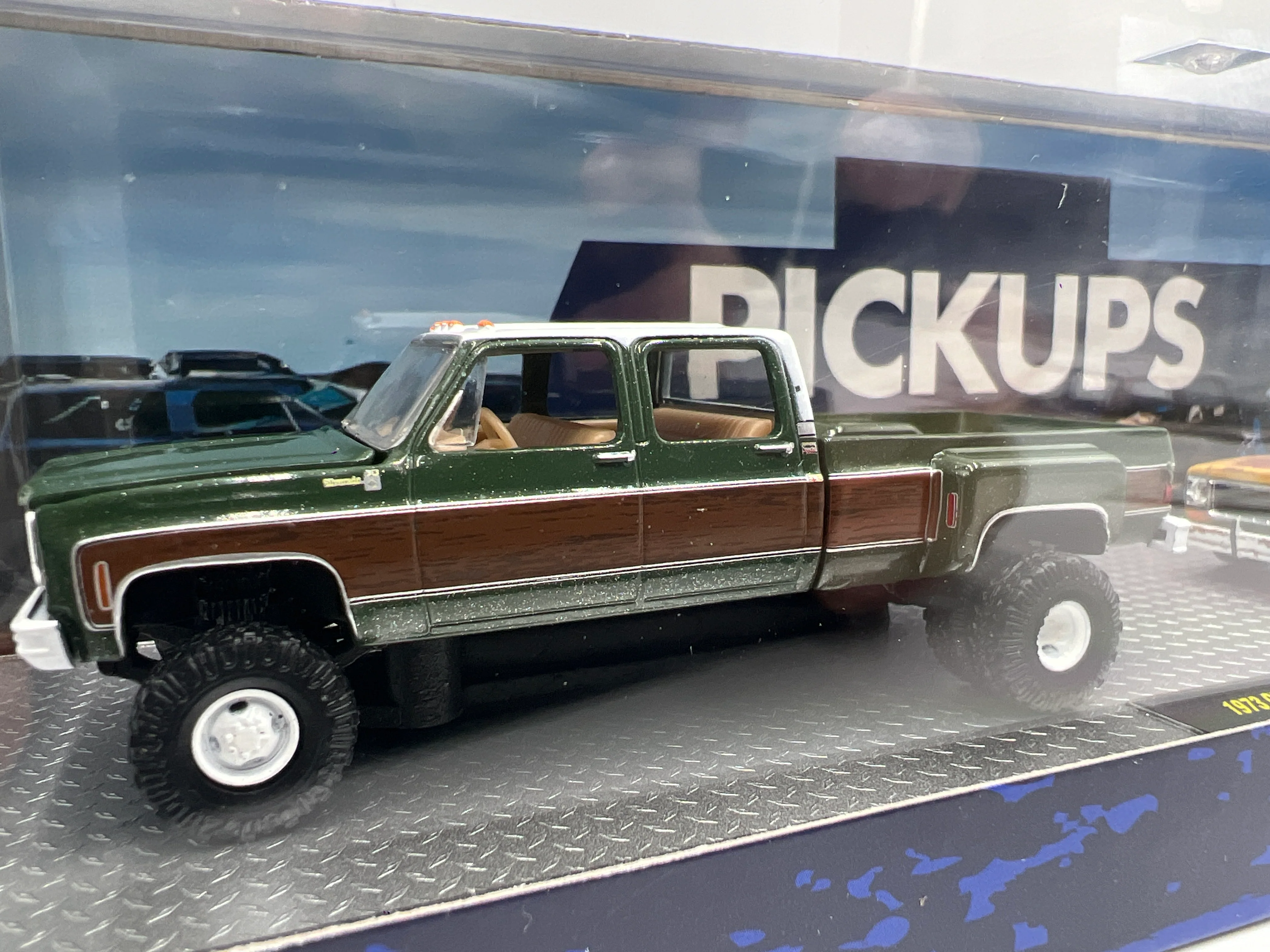 M2 Machines Auto Haulers 1973 Chevrolet Cheyenne Super 30 & 1975 Chevrolet Silverado 30 4x4 R90 - Image 2