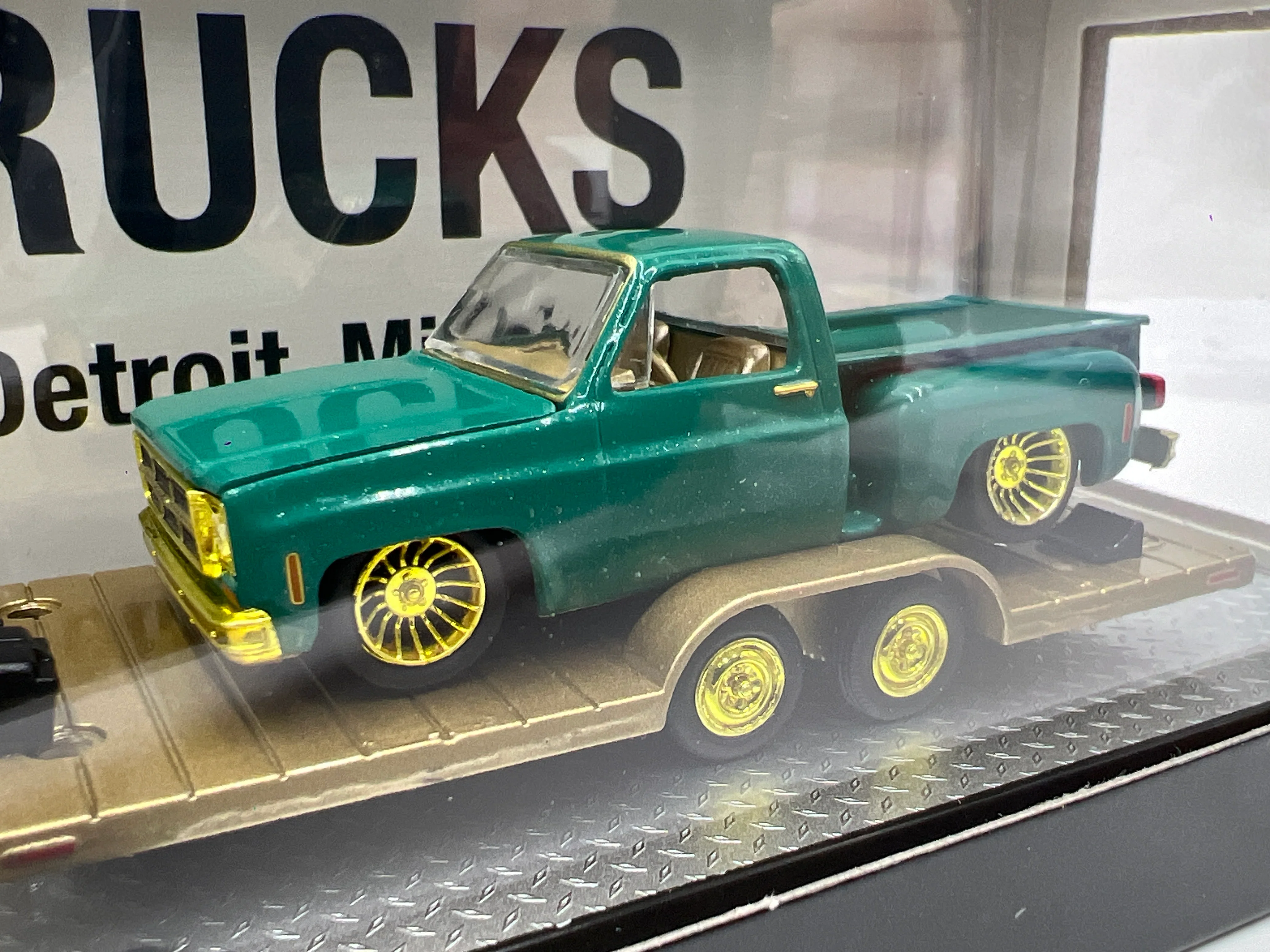 M2 Machines Auto Haulers CHASE 1973 GMC Sierra 3500 & 1976 GMC Sierra Grande 15 R88 - Image 3