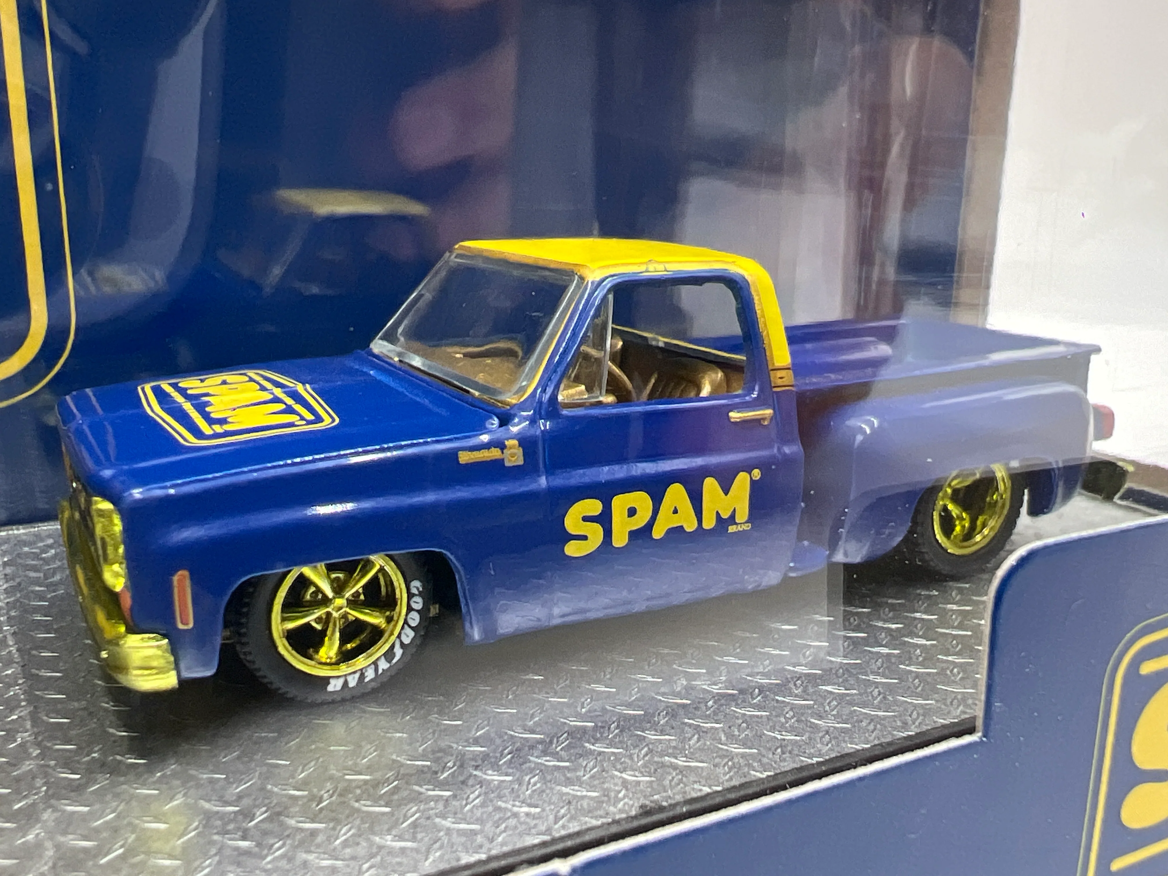 M2 Machines Auto Haulers CHASE Spam 1968 Chevrolet C60 Truck & 1979 Chevrolet Silverado Stepside R55 - Image 3