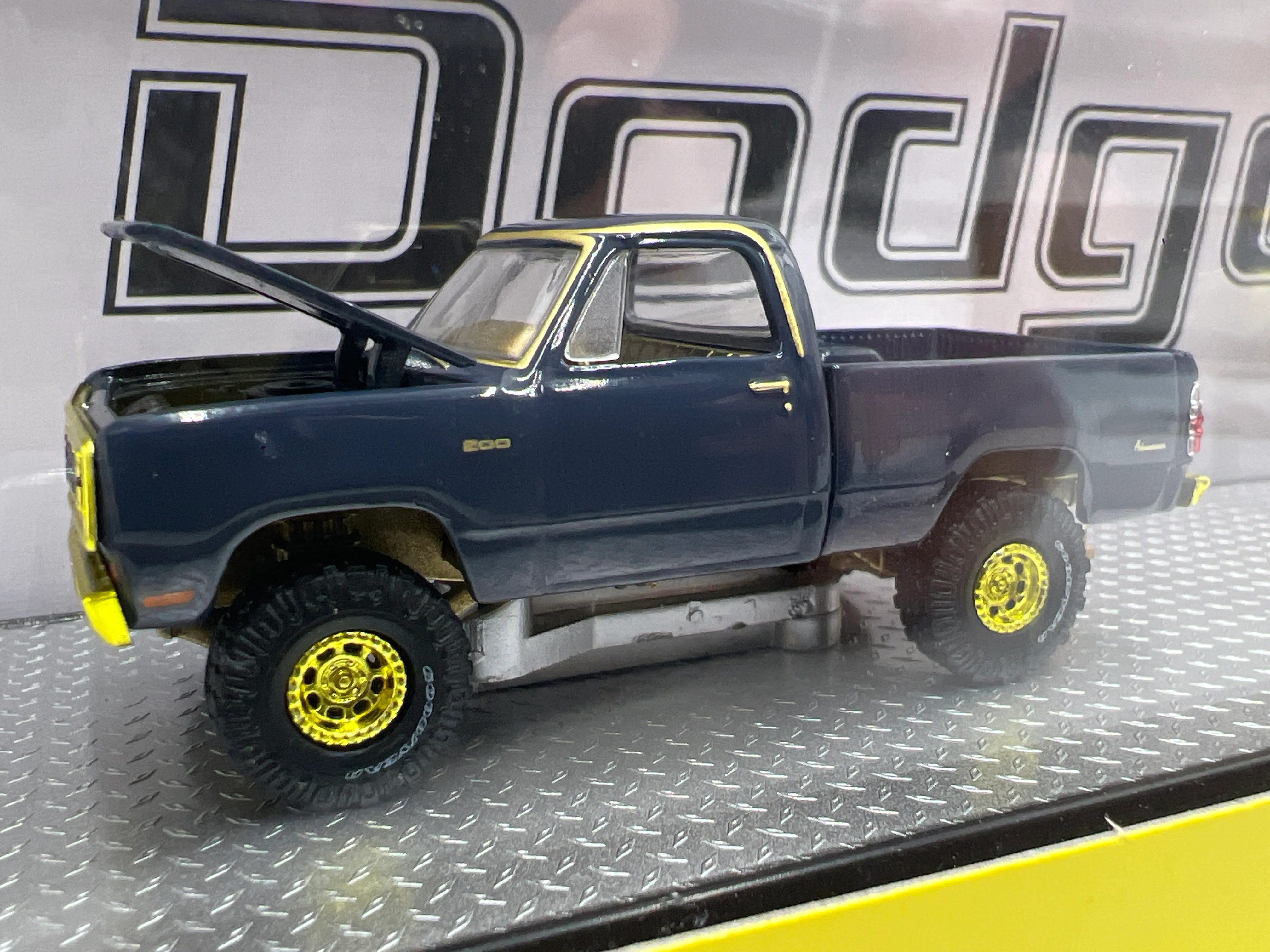 M2 Machines Haulers CHASE 1974 Dodge W200 Power Wagon 1978 Dodge Adventurer R82 - Image 2