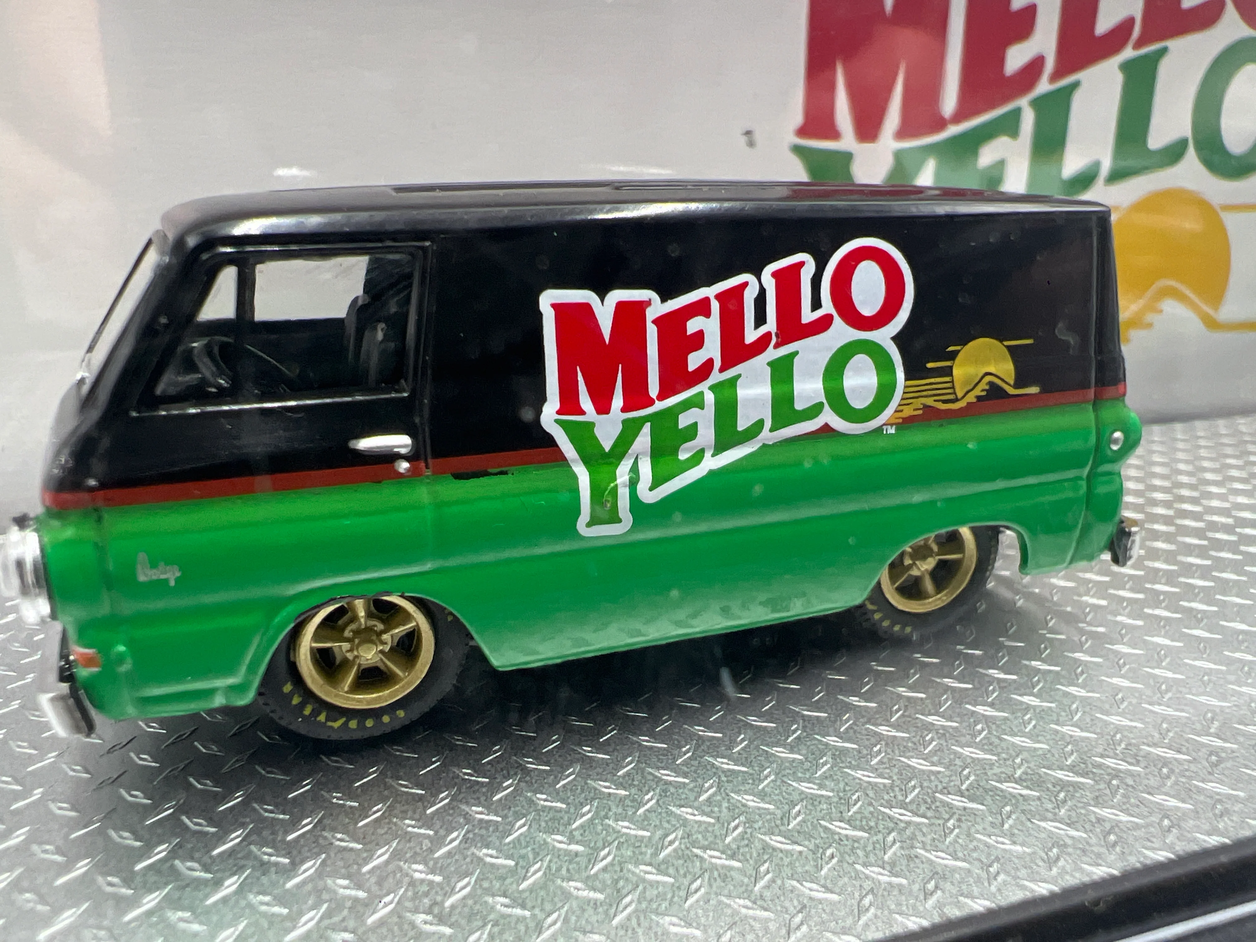 M2 Machines Auto Haulers Mello Yello 1967 Dodge A100 Panel Van & 1971 Plymouth Hemi Cuda TW08 - Image 3