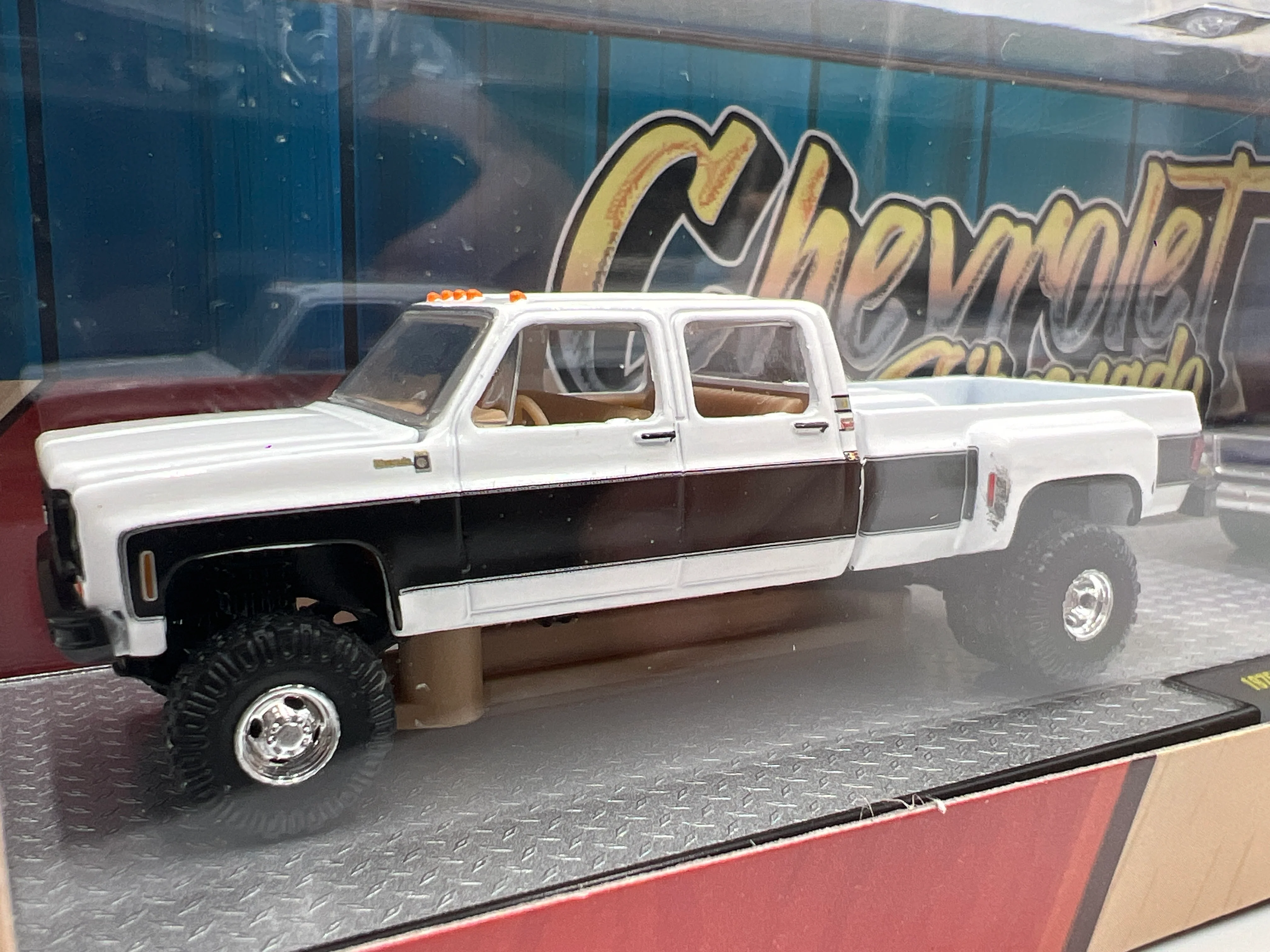 M2 Machines Auto Haulers 1975 Chevrolet Silverado 30 4x4 & 1973 Chevrolet Silverado 30 R87 - Image 2