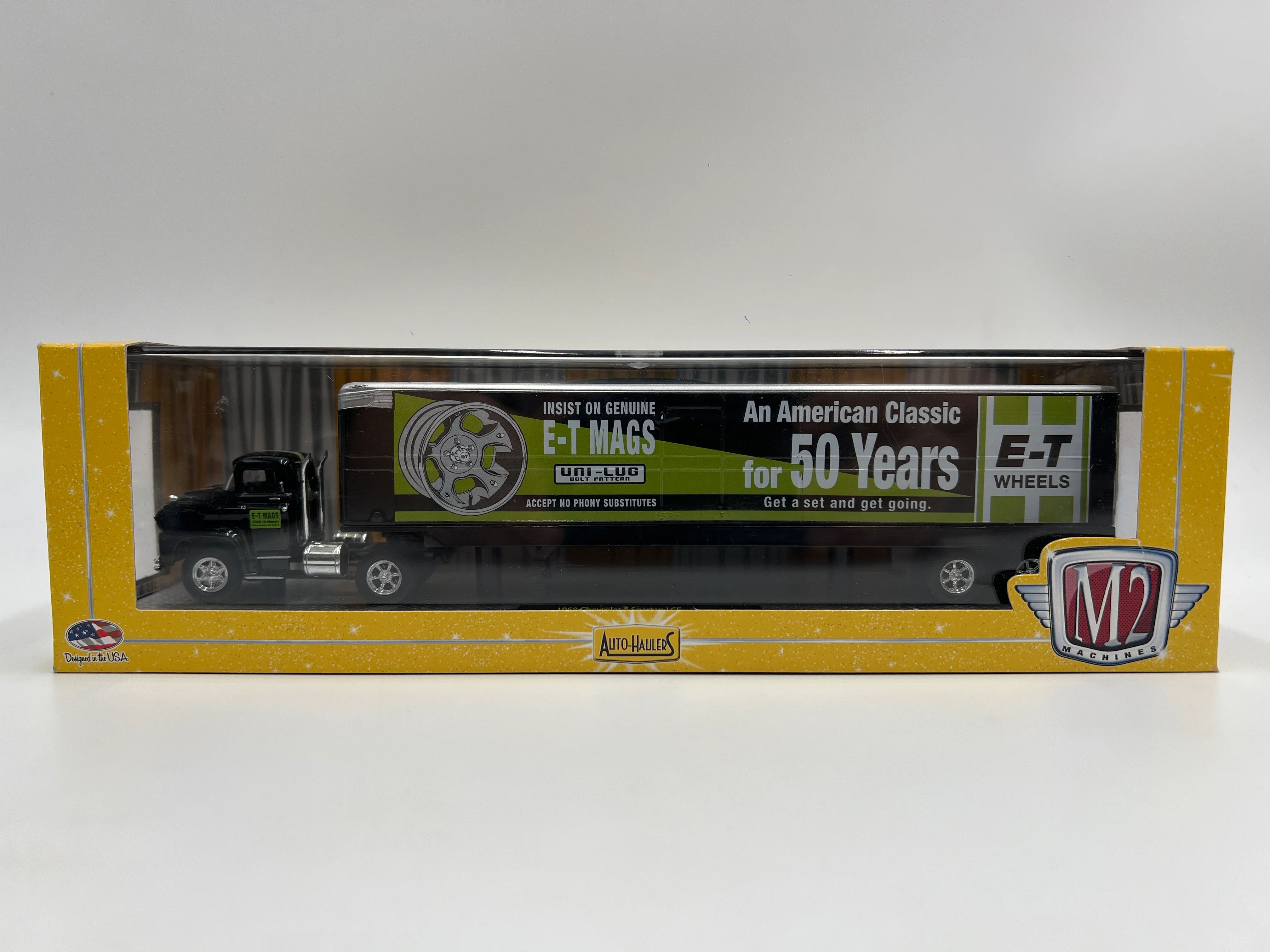 M2 Machines Auto Haulers Premium Edition 1958 Chevrolet Spartan LCF & E-T MAGS Trailer 12-06