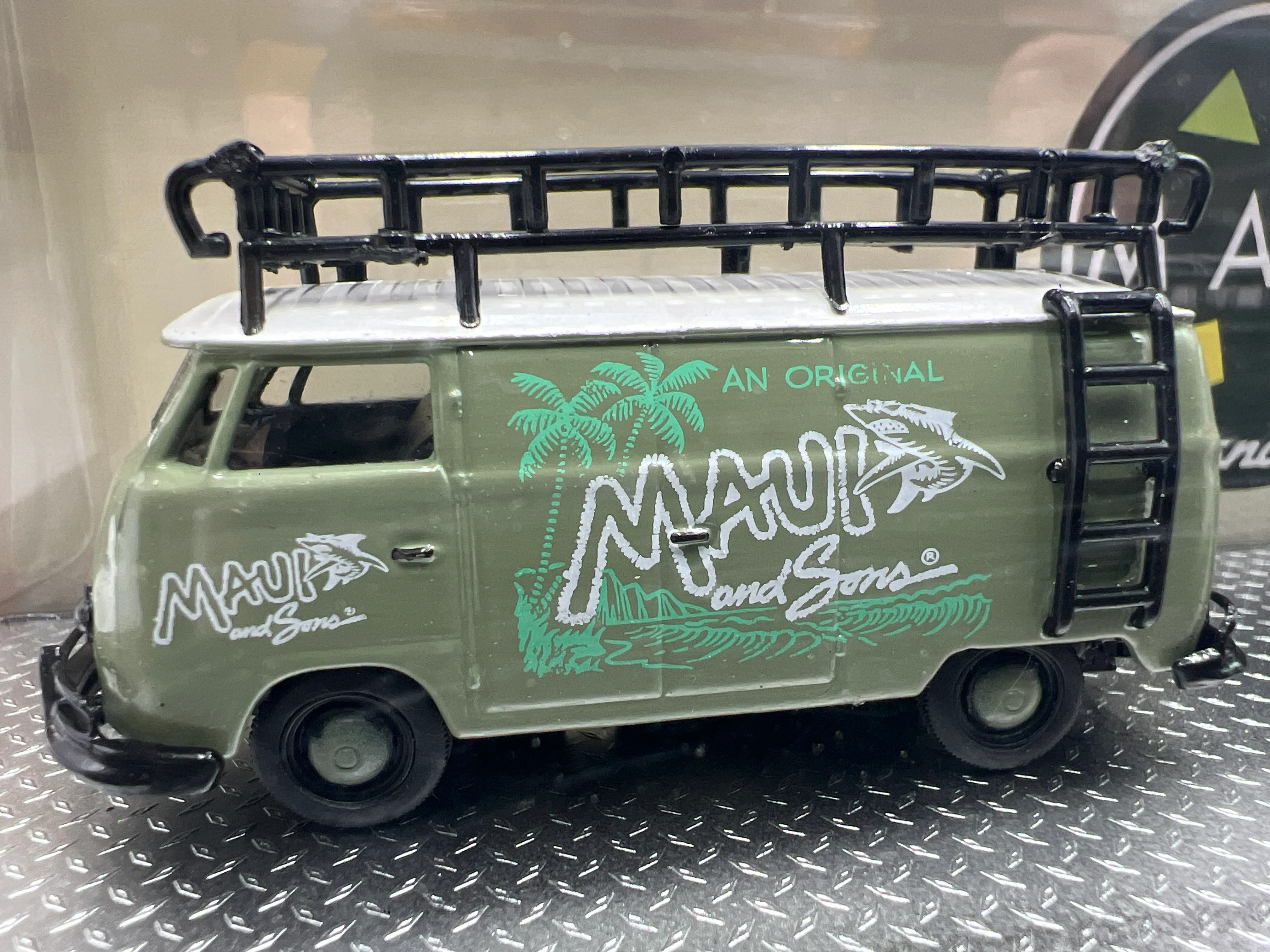 M2 Machines Auto Haulers Maui & Sons 1960 VW Delivery Van & 1953 VW Beetle Deluxe U.S.A. Model R52 - Image 3