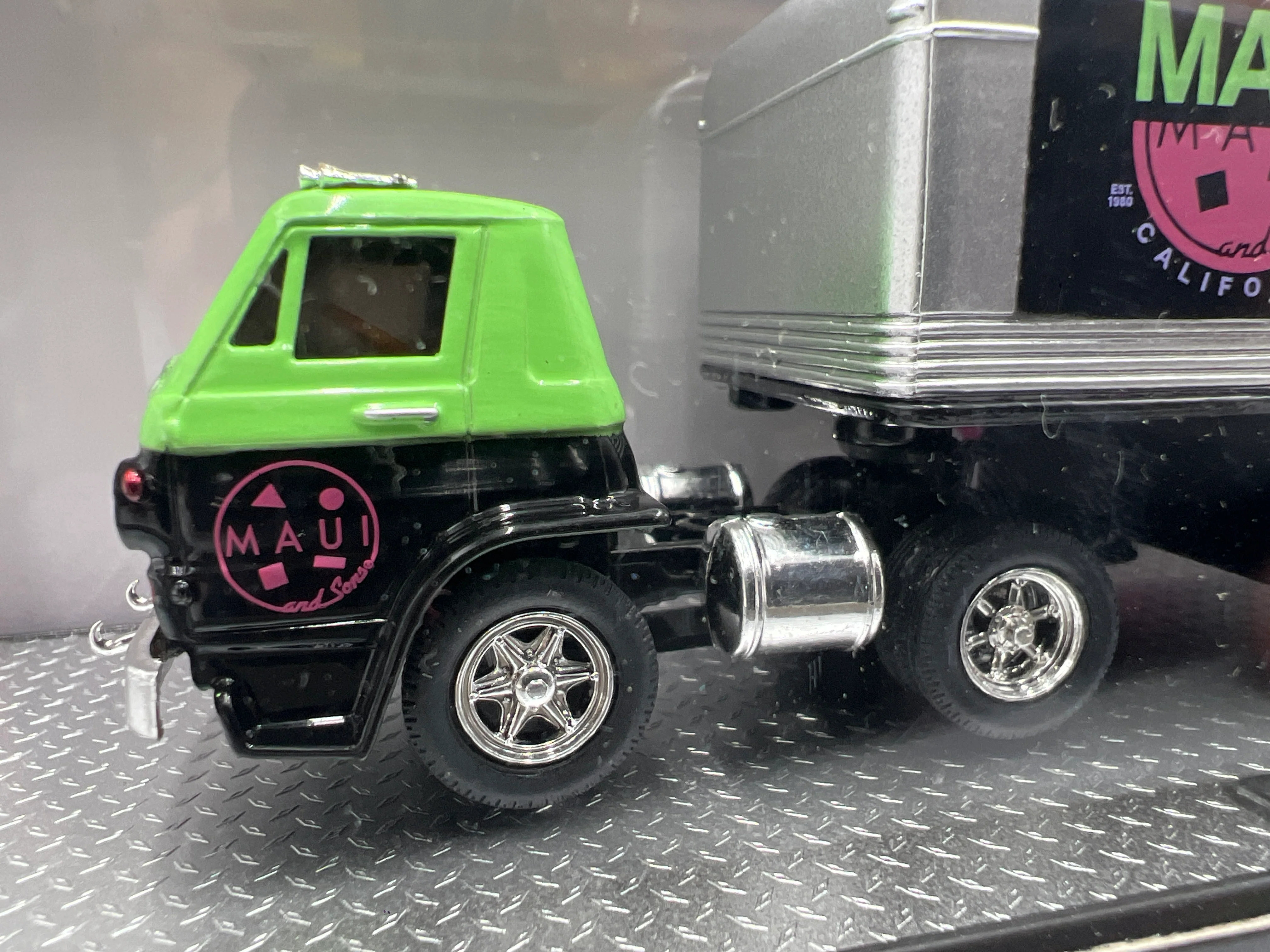M2 Machines Auto Haulers Maui & Sons 1970 Dodge L600 COE & 1941 Willys Coupe R56 - Image 3